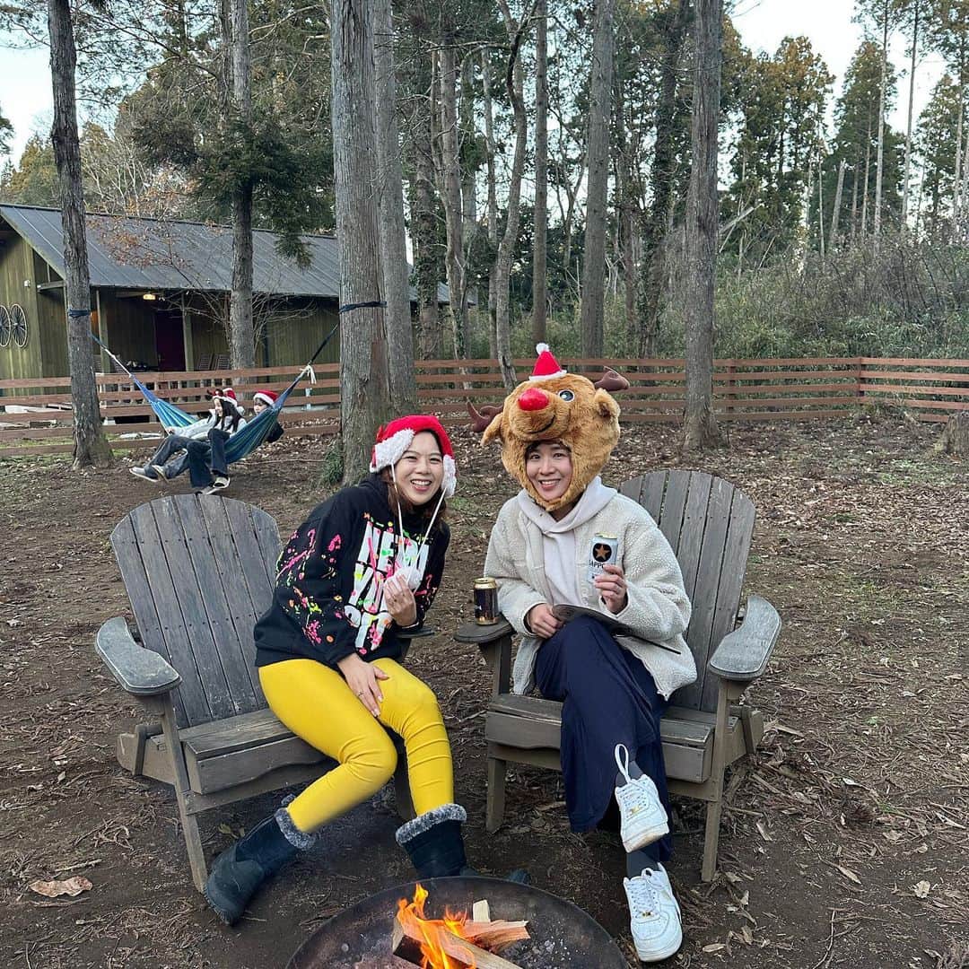 福吉 彩子さんのインスタグラム写真 - (福吉 彩子Instagram)「働くかあさんのキャンプコーデ クリスマス・キャンプに、@kaorimethod ファミリーと！ こんな寒い時期に行くのは初めてだったけど、日差しが気持ちよく、好きなひとたちに囲まれて、喋って食べて飲んで歌って、なんともハッピーな気持ちに包まれた時間でした🤍🤍 長年愛用のGUのフリース、たっぷりサイズなのがまたよし！ tops #gu  ☆☆☆ 今年最後のファミリーイベントで向かった　@tokyoclassiccamp 寒い時期にだけど、コテージ&テラスはそこまで寒さを感じず、むしろ焚き火のあったかさや、澄んだ空気を感じる冬ならではで、大好きな人たちに囲まれたかけがえのないよい時間。 今年は例年にまして家族単位で過ごすことや考えることが増えて、子供の成長を考えた家族運営に想いをを巡らせる年になりました。また夏には事業も法人化して仕事の節目を迎えて、何だか人生も後半戦に来たなあという感じ。 来年はますます、子どもも含めた次世代に貢献できるような何か、に時間とお金を使えるようにますますがんばりたいと思います。 引き続きどうぞよろしくお願いします🤲  #ワーママ #ワーママコーデ #働くかあさん  #プチプラコーデ  #アラフォーファッション  #Domani #雑誌ドマーニ #domanist」12月30日 21時06分 - fuku44aya