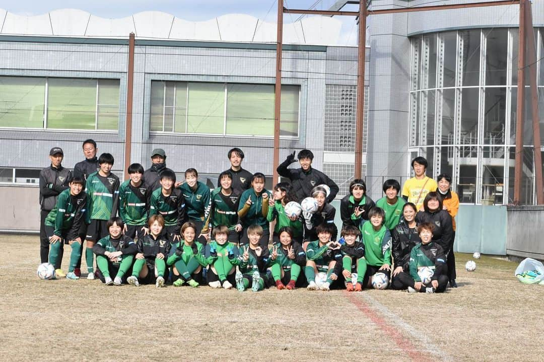 北村菜々美のインスタグラム：「蹴り納め⚽️⚽️ 2022年もたくさんの応援ありがとうございました！ 良いお年を〜🎍❤️」