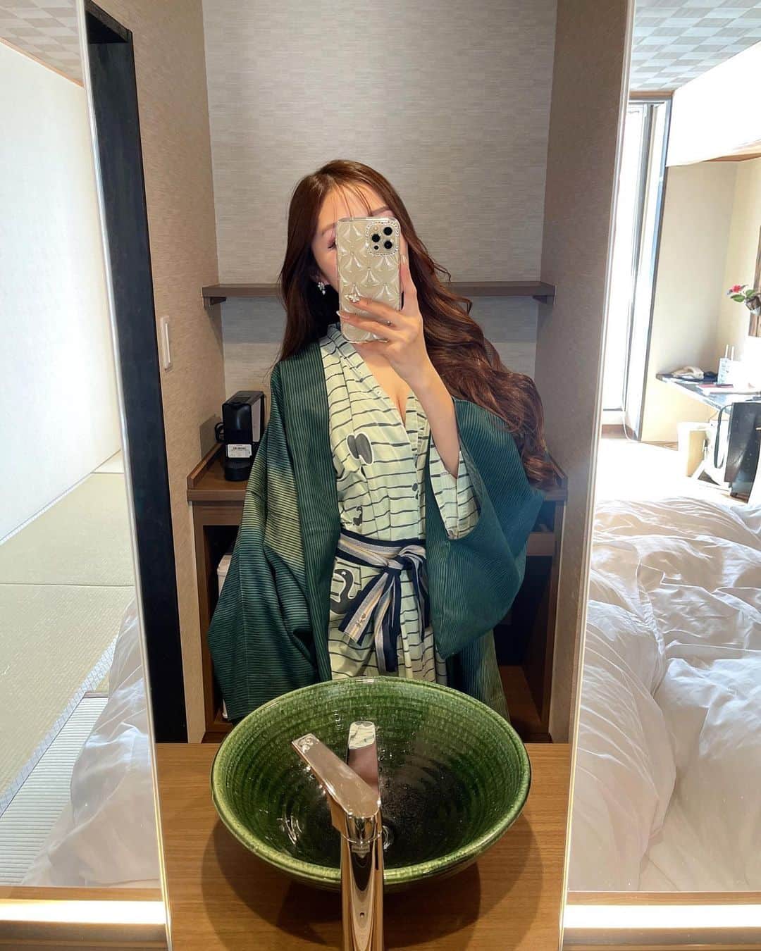 のインスタグラム：「𝗛𝗼𝘁 𝘀𝗽𝗿𝗶𝗻𝗴 🏞🐒 . 今年も残りあと1日💭 急で予約して空いてた温泉旅館も最高🥺! . 何より浴衣可愛すぎ🤍🌿" 緑が可愛すぎる🫶🏻 . . . . . . . . . . . . . . . #ootd #fashion #code #ladiescode  #instafashion #instagood #instalike  #followforfollowback #nail  #likeforlikes #like4likes #followｍe  #ビジョビ #セクシーショット #浴衣 #ネイル  #ファッション #レディースファッション  #コーデ #韓国ファッション #海外ファッション #お洒落さんと繋がりたい #写真好きな人と繋がりたい #ロングヘア #ビジョビ  #浴衣  #温泉 #真夏の温泉 #浴衣女子 #温泉女子」