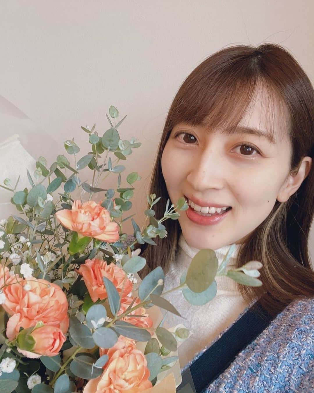 のインスタグラム：「🎂  また一つ年を重ねました(｡•ㅅ•｡)  お花は自分で選びました笑  来年もよろしくお願いします🌷  #かすみ草  #パティスリージャック  #いちご落下した　 #2022年もあと少し」