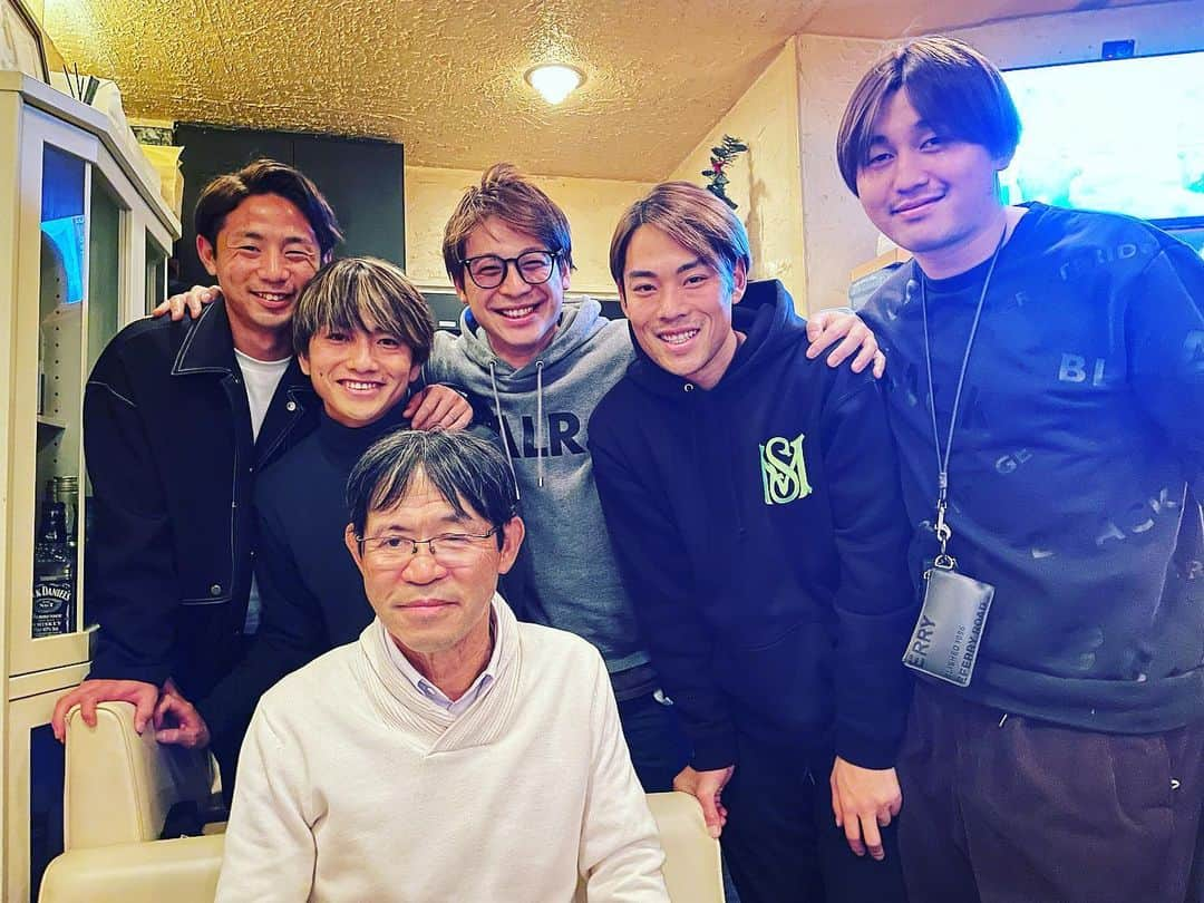 小松正英さんのインスタグラム写真 - (小松正英Instagram)「. 101回目の選手権が始まりました。  先日、群馬時代に何度も一緒に選手権に同行し 初優勝という最高の経験をさせてくれた 前橋育英高校に足を運びました。  山田 耕介 監督はもちろん なんと！ 92回大会、初めて準優勝に輝いた時の選手達にも再会。  この時の代は 大きな壁として立ちはだかっていたベスト4を超えて、 初めて決勝の舞台に立った世代。  自分にとっても初めて選手権に携わった時の選手達で 取材1つ1つが色濃く印象に残っている代です。  今やJ1で中心選手として活躍している皆んな。  #セレッソ大阪 ➡︎ #鈴木徳真 #浦和レッズ ➡︎ #小泉佳穂 #FC東京 ➡︎ #渡邊凌磨  プロ、更には世界へと繋がっていく選手権。 改めて偉大さを感じます。  前橋育英はIHとの夏冬連覇が懸かる今大会。  全国の舞台でのタイガー軍団の躍動、応援しています！ . . . #前橋育英 #山田耕介 監督 #鈴木徳真 #小泉佳穂 #渡邊凌磨 #高校サッカー #選手権 #NEXT100」12月30日 21時24分 - masa_fb.ank