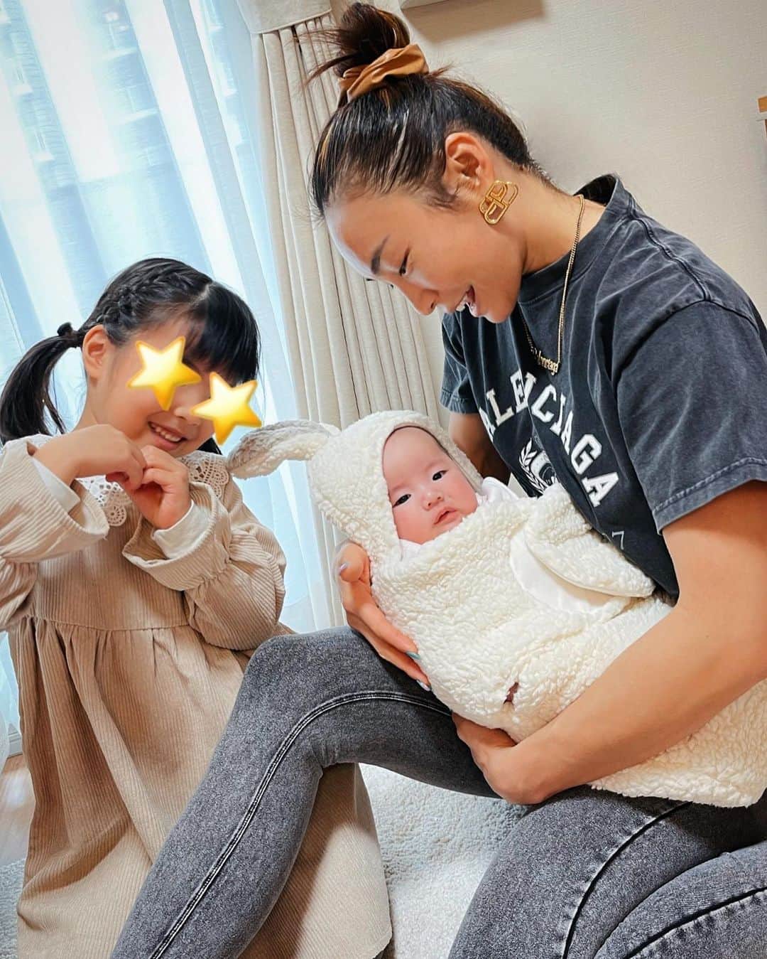 Aya（小山内あや）のインスタグラム：「やっと会えた🥺🥹❤️❤️ 産まれて3ヶ月の姪っ子😍😍 天使かと思った……👼🏻✨ 上の子はもうすっかり5歳のお姉ちゃん❗️」
