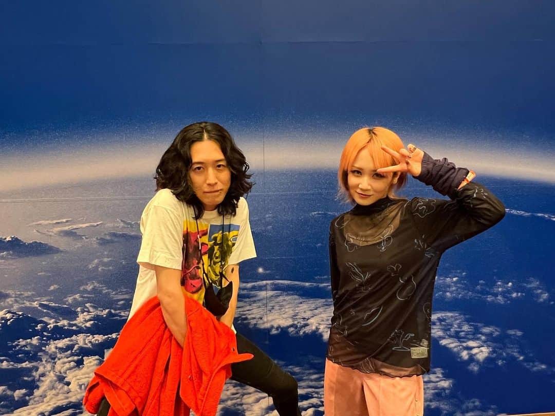 キタニタツヤのインスタグラム：「. Reol姉貴 @rrreol999 3年ぶりに会った！  垢抜けたじゃんって言われて「姉貴すぎかよ…」とおもった」