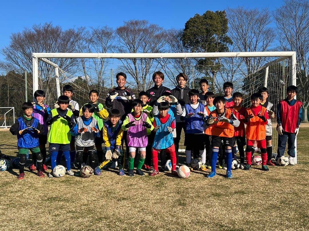 松本拓也さんのインスタグラム写真 - (松本拓也Instagram)「2022.12.29 今年も開催できました、 地元出身選手による、地元地域の子供たちへのサッカー教室。  協賛していただいた企業の皆様、ありがとうございました。  #静岡県東部支部スペシャルサッカークリニック #株式会社Ahead #株式会社五十嵐水産 #株式会社マルコフーズ #株式会社アイラボ #RAZZOLI  子供たちの笑顔を見ると、開催できて良かったなと感じます。  また、午後の部には、アスルクラロ沼津GKコーチの武田さんも参加してくださいました。  ありがとうございました。  また色々と見直して、来年も開催出来たらなと思います。  参加してくれた選手のみなさん、ありがとうございました！」12月30日 21時26分 - official.matsu