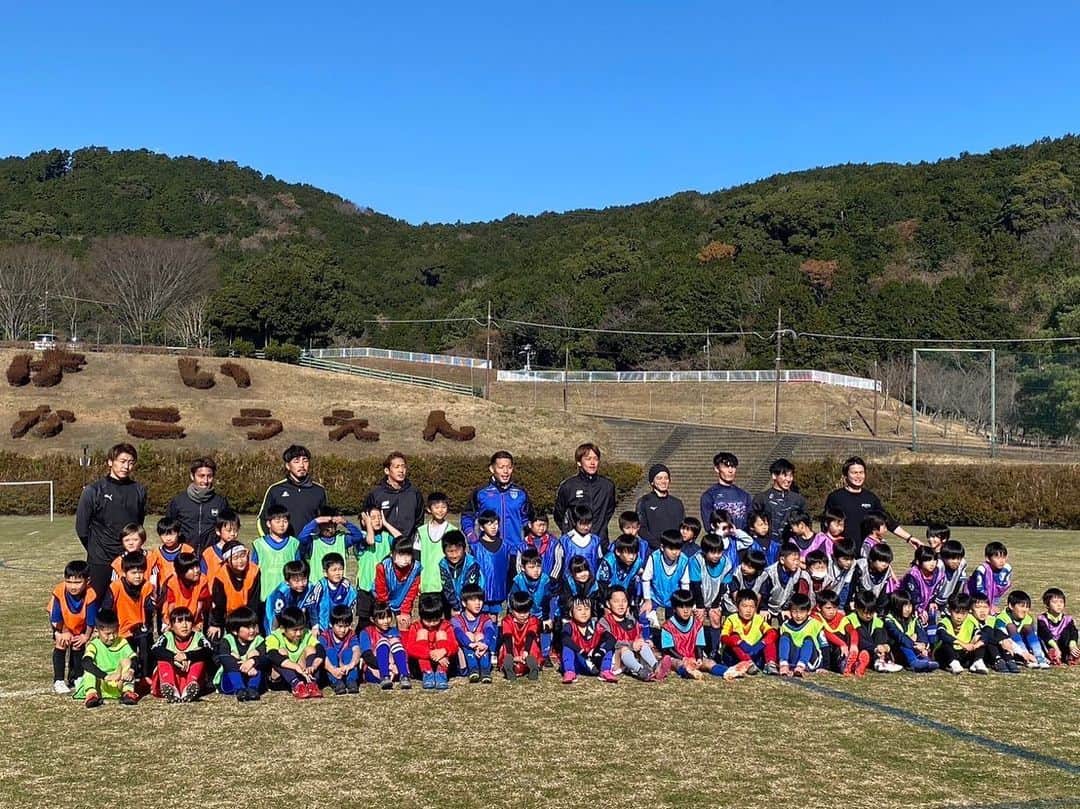 松本拓也さんのインスタグラム写真 - (松本拓也Instagram)「2022.12.29 今年も開催できました、 地元出身選手による、地元地域の子供たちへのサッカー教室。  協賛していただいた企業の皆様、ありがとうございました。  #静岡県東部支部スペシャルサッカークリニック #株式会社Ahead #株式会社五十嵐水産 #株式会社マルコフーズ #株式会社アイラボ #RAZZOLI  子供たちの笑顔を見ると、開催できて良かったなと感じます。  また、午後の部には、アスルクラロ沼津GKコーチの武田さんも参加してくださいました。  ありがとうございました。  また色々と見直して、来年も開催出来たらなと思います。  参加してくれた選手のみなさん、ありがとうございました！」12月30日 21時26分 - official.matsu