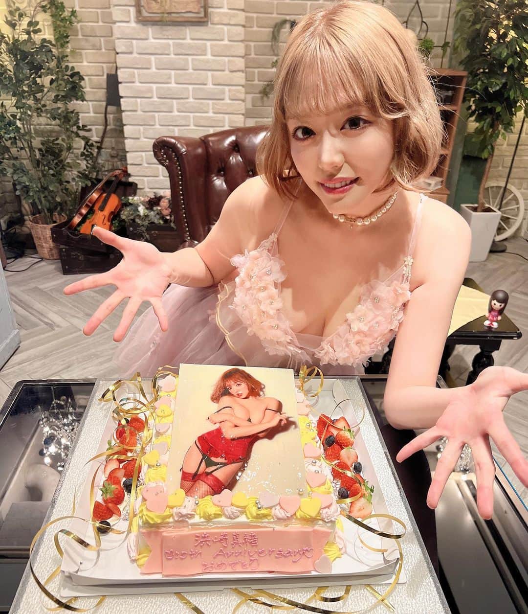 のインスタグラム：「今年も最高すぎる1年でした💓 みんな本当ありがとう💓 2023年もよろしくね😘」