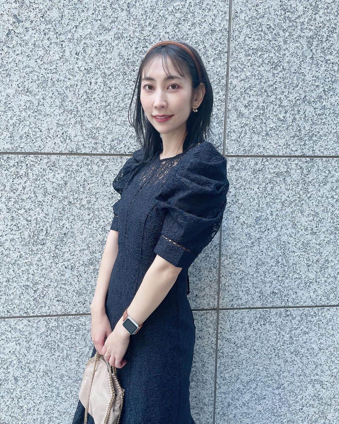 近野莉菜のインスタグラム：「アップ出来てなかったクリスマスコーデ♡  クリスマスはドラマティックにしたかったので、 @fray_id のオケージョンドレスをチョイス👗🖤  レースから透ける肌の見え感といい、肩のパフスリ、マーメイドシルエット、全てが計算されたデザインで着てたらたくさん褒められた🥰🥰  ベロアカチューシャは @celford_official と @alexandredeparis_japan のリミテッドアイテム♡  2022年も残すところあと1日！！ 大掃除が終わりません😅  #クリスマスコーデ #frayid #celford #alexandredeparis #dior #stellamccartney」