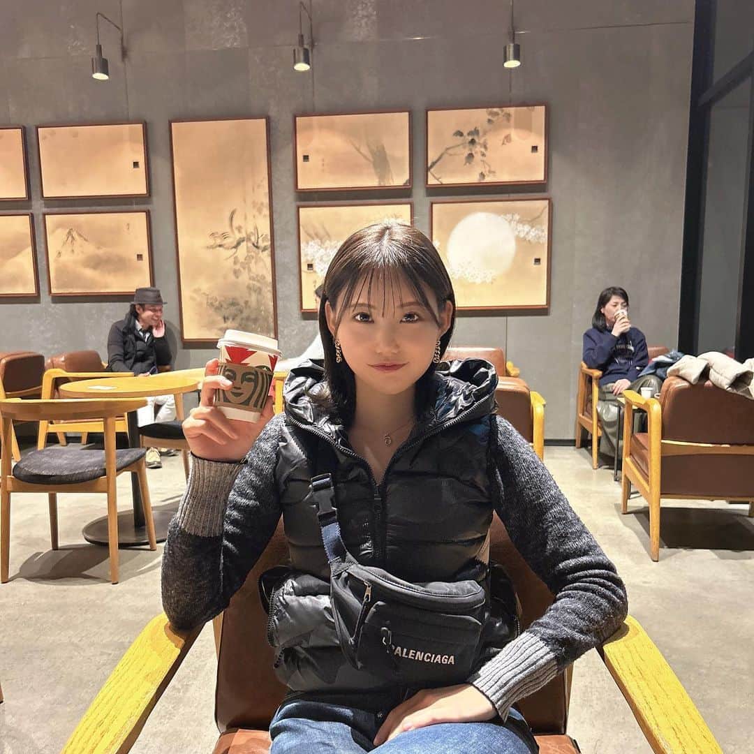 愛咲りりのインスタグラム：「なんかむかつく顔してる笑 川越のスタバが雰囲気よかた  #川越 #スタバ #starbucks」