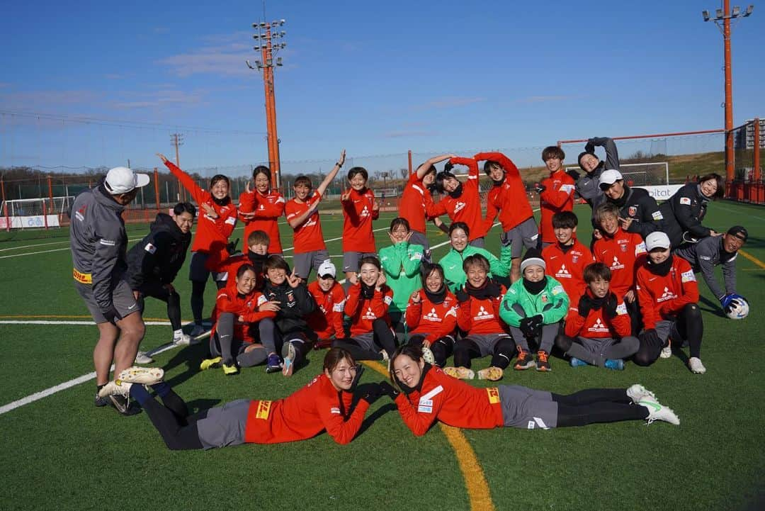 菅澤優衣香のインスタグラム：「2022年蹴り納め⚽️  みなさん良いお年を🐯  #三菱重工浦和レッズレディース  #レッズランド #蹴り納め #2022」