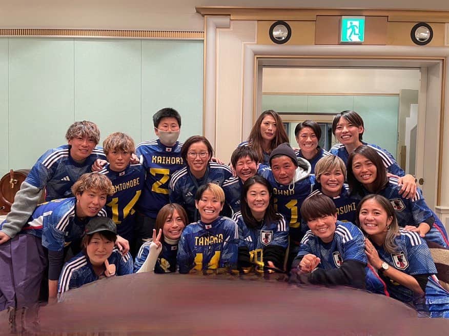 近賀ゆかりのインスタグラム：「2022 ← 2011 S A I K A I #なでしこジャパン  #女子サッカーを盛り上げよう   10年ぶりの再会。 やっぱり最高のメンバーでした。 このメンバーと共に過ごした時間は私の人生の宝物です。 そしてこのメンバーみんなが私の自慢の宝物です。 この人たちとまた女子サッカーを盛り上げる仕事がしたい。 そんな風に感じた素敵な時間でした。  この度は会の開催にあたりご協賛頂いた皆様、誠にありがとうございました。今もこうしてサポート頂けることに大変感謝しております。 引き続き女子サッカーをよろしくお願い致します。  #感染対策に考慮しています」