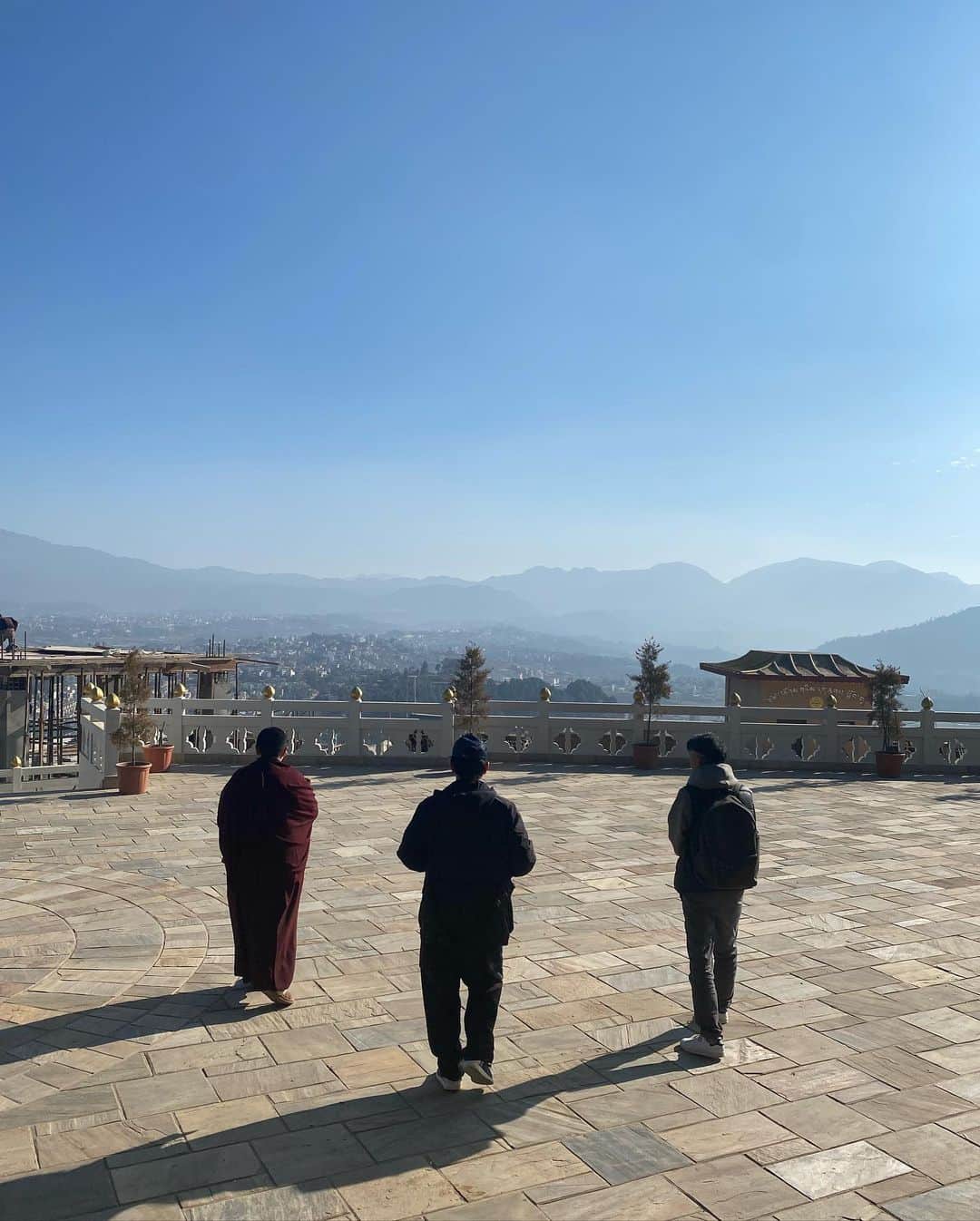 ジェット・リーさんのインスタグラム写真 - (ジェット・リーInstagram)「This was one of the most special Christmas weeks of my life. My family and I studied for six days with @mingyurrinpoche in Nepal. I’m so appreciative of Rinpoche for spending time this holiday to give us wonderful teachings. We were also lucky enough to see many of my great gurus and visit holy places.」12月30日 21時54分 - jetli