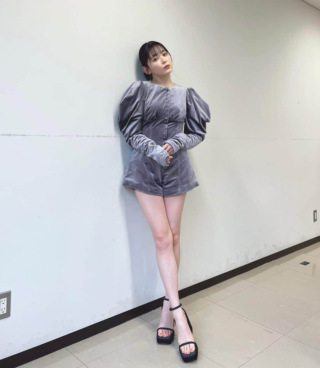 久間田琳加のインスタグラム：「2022年最後の衣装写真🤳♡ りんか丈もたくさん着ました〜！ そして、 今年も1年ありがとうございました🌼 色んな写真を見返してしまうほど、笑顔たくさんの年になった気がします☺️ あっという間で、今までで1番短く感じました！！ みなさんはどんな年になりましたか？？ 良いお年をお迎えください🐰🎍 #2022 #りんか丈」