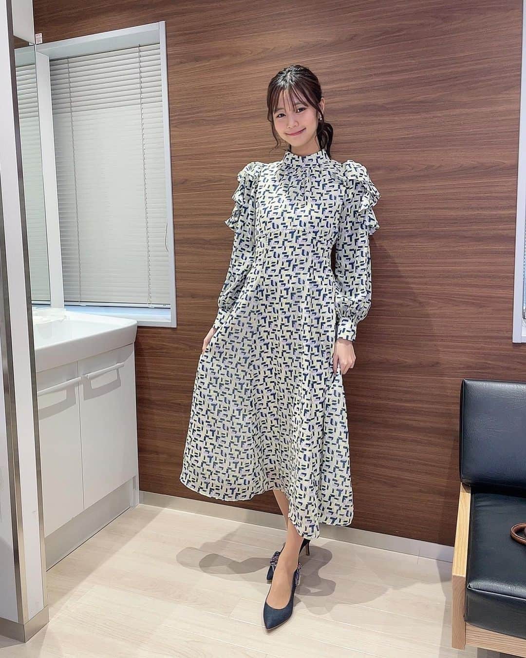 杉浦みずきのインスタグラム：「. 年内最後の衣装投稿  スタイリストさんいつもサポート本当にありがとうございます😊🤍  ワンピース @and.couture  イヤリング @mimi33_official  パンプス @dianashoespress」
