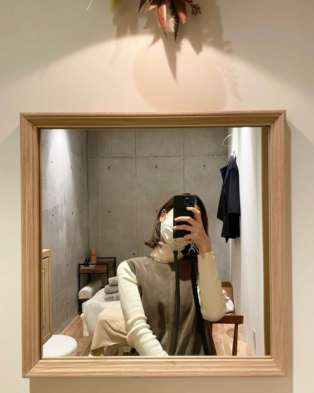 伊藤沙織のインスタグラム：「#ボディメンテナンス納め 🌿  絶大な信頼をおいている @toru_amibodycare 山口先生のAMI BODYCAREにて整体とオイルマッサージを施術していただきました🫶  撮影でお世話になって以来、山口先生のプロフェッショナルに魅了されメンテナンスしていただいています🙇‍♀️  一瞬見ただけで癖や歪みを言い当ててしまうだけでなく、豊富な知識と熟練の技であっという間に身体を整えてくださいます🥹  オイルマッサージは女性が担当してくださるのでご安心を🧺🤍  オイルマッサージも至福のひと時で寝るのが勿体無いと感じるほど。(寝ちゃったけど笑)  これから施術に取り入れていくバストマッサージクリーム(10枚目)も使用していただき、じんわりと内側からあたたかくなるのを実感しました🧴  一生、身体のメンテナンスをお願いしたいと思える先生に出会えて嬉しいです🥹←大げさ  #amibodycare #整体サロン #アロマオイルマッサージ」