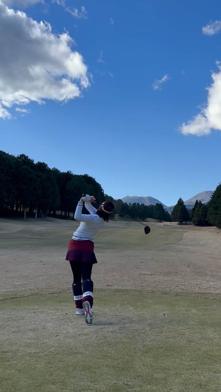 のインスタグラム：「@y.m.golf3284 コーチありがとうございました🥳✨ 三觜さんが近くに立っててくれると安心感で自分史上めっちゃ良い球出ます🥹🫶🏻  年明けに撮影があるから新年早々初打ちしたいな🤭🔥 この日のスイングを定着させて、番組でかっこいい私を見てもらえるように頑張ります！ 年末年始はお家でパター練習！！🏌🏼‍♀️ 近々おうちパター練習風景もアップできるかな笑  #ゴルフ女子#ゴルフウェア#ゴルフコーデ#ゴルフ練習#ゴルフスイング#ゴルフ場#ゴルフクラブ#ステルス#テーラーメイド#taylormade#golfswing#golf#golfstagram#golflife#golfwear#fyp」