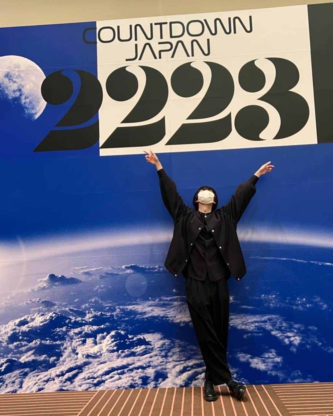 キヨのインスタグラム：「今年はインスタグラマーとして活躍した一年でした。 ⁡ 素敵な写真たち、略して素敵な写真たち。 ⁡ 個人的なお気に入りは、COUNTDOWN JAPANに出たみたいな写真です。出演者みたいな面して撮りました。1秒も出てないです。 ⁡ 来年はどんなインスタグラマーになるだろうね、ハム太郎。 ⁡ もう自分でも何言ってるかわかんないから帰るよ。 ⁡ みなさんまた再来年−来年＝来年！ よいお年を。 ⁡ #歌手」