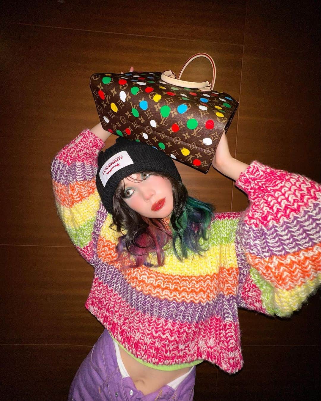 仲里依紗のインスタグラム：「🔴🟠🟡🟢🔵🟣  2022もあと少し🌍✨  #lvxyayoikusama  #lvfashion  @louisvuitton」
