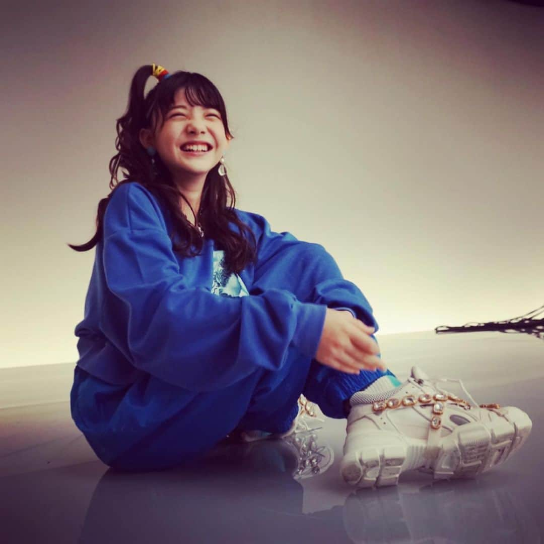 松尾そのまさんのインスタグラム写真 - (松尾そのまInstagram)「12月30日！ 2022もあと1日❣️  私にとって2022は、 悲しい出来事があったり、、、 でも、 いろんな発見、 出会いがあったり、 いろんな経験が出来たり、 たくさんの方に支えられて いっぱい笑顔で過ごせた 充実した楽しい一年でした✨  家族や 周りの方々、 たくさんの方に 感謝、感謝、感謝です✨  インスタも たくさんの方に フォローしてもらい、 たくさんのいいね、 コメントやDMも ありがとうございました❣️  来年もよろしくお願いします。  ではでは、 よいお年をお迎えください✨  そのま  #感謝 #ありがとう #ありがとうございました #2022 #笑顔 #スマイル  #mtk #betheworld #小室哲哉 さん　#プロデュース  #riehata さん　#振付  #babymix #スタイリスト  #天才てれびくん #天才てれびくんhello #天てれ #nhk #eテレ　 #てれび戦士 #松尾そのま #12歳 #js6 #avex  #子役 #キッズモデル #インスタキッズ  #見逃し配信 #nhkプラス #535」12月30日 22時23分 - sonopy526