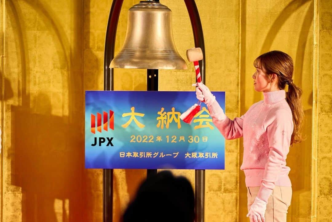 西村優菜さんのインスタグラム写真 - (西村優菜Instagram)「#大納会 ⁡ 2022年日本取引所グループ大納会に 参加させていただきました。 ⁡ 本当に貴重で、 素晴らしい経験をさせていただきました。 ⁡ 2023年も、皆さまの毎日が 明るく幸せでありますように☺︎ ⁡ #日本取引所グループ #大阪取引所  #🔔」12月30日 22時26分 - yunapan_02