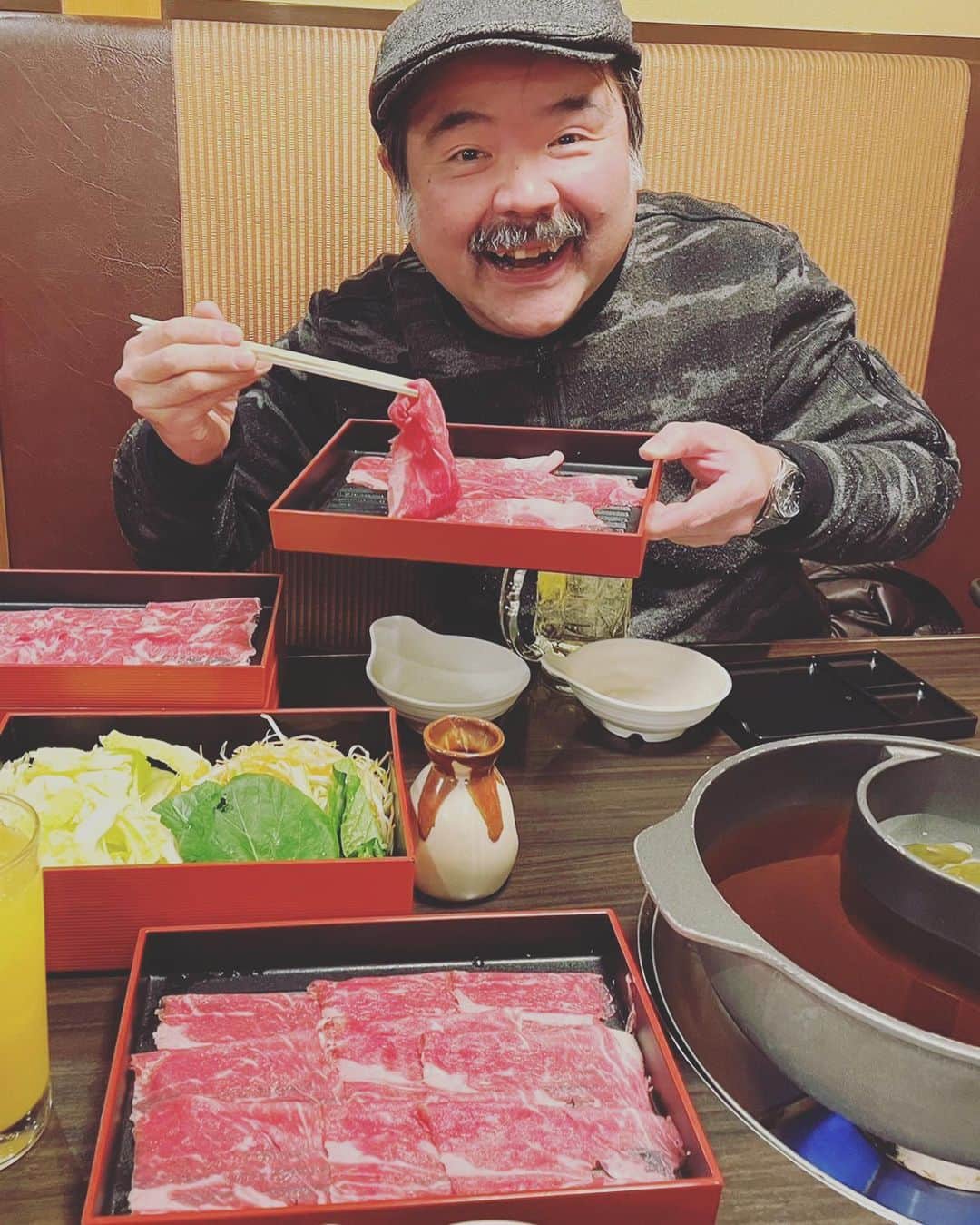 オカノアキラのインスタグラム：「皆様から誕生日のメッセージいただきまして大変ありがとうございます！ 12月30日の年末のクソ忙しい時に帝王切開で生まれて早56年経ちました。今年も誕生日に無事シャブ2をキメる事が出来ました。 来年はらいよんチャンもいよいよ20才！ますます頑張って行く所存でございますので何卒よろしくお願いします。 #56才 #還暦まであと4年 #年々酒弱くなっていく #老眼の次は耳が遠くなってくる #寒くなると膝が痛いし #2023は音楽頑張る #2023は健康に気を配る #2023は感染しない様にする #2023は友達を作る」
