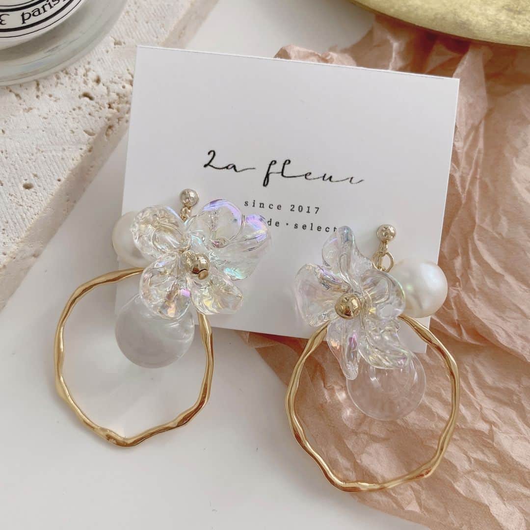 MERY ITEMのインスタグラム：「美しくきらめく、透明感たっぷりフープピアス⁣ 【recommend item】⁣ ＜La fleur × MERY＞⁣ ⁣ “【La fleur】aurora flower bees hoop”⁣ ⁣ オーロラクリアフラワーパーツ、クリアビーズやパールを絶妙なバランスで配置したトップに、しずく型のフープを組み合わせ、透明感たっぷりなデザインに仕上げました。⁣ 陽に当たって美しくきらめくピアス／イヤリングです。⁣ ⁣ ￥2,400⁣ ⁣ 💡このアイテムが気に入った方は、 6枚目以降のオススメアイテムもあわせてチェックしてみてください♡」