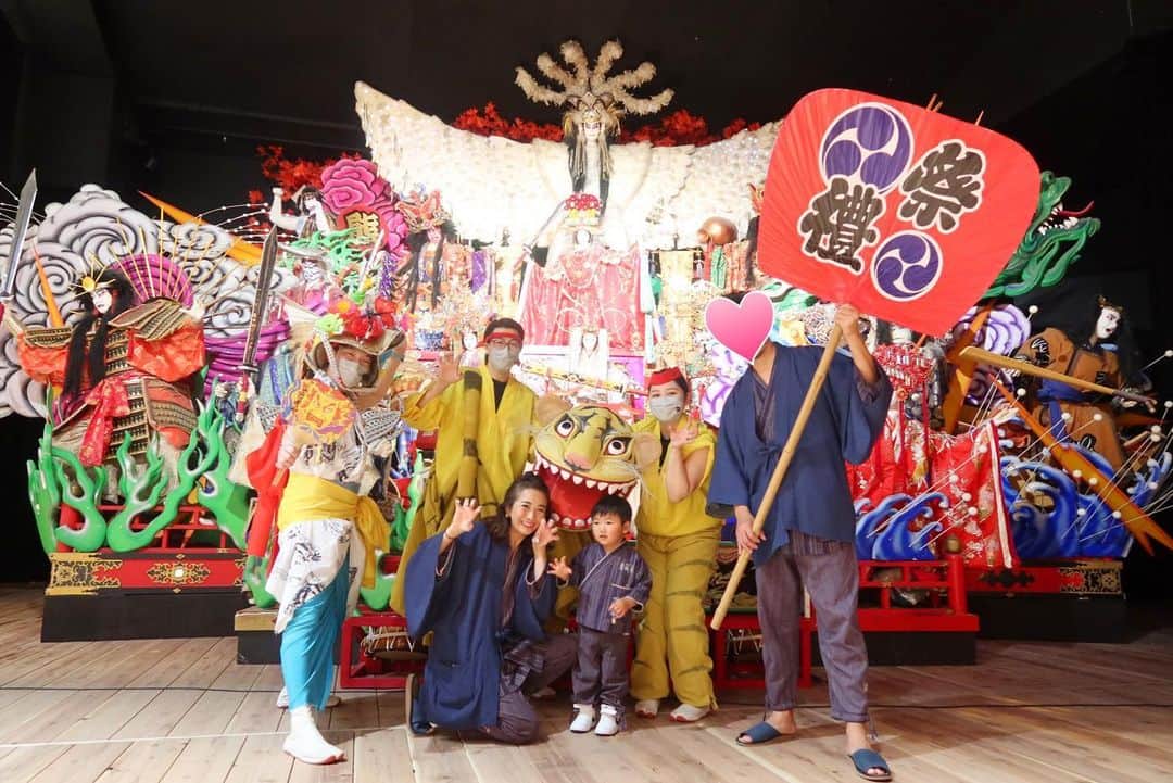 Mai Wakimizuのインスタグラム：「昨夜の余韻♡青森の方がお祭りにかける思いを描いたねぶたショーを鑑賞！本当のねぶた祭りのような熱気で溢れていて、家族全員(5ヶ月の娘も♡)1時間夢中になって観てました＼(^o^)／トラさんにガブリされたい！と息子自ら写真をリクエスト♡縁起の良いガブリ、頂きました〜♡ ラッセラーイラッセライラッセラッセラッセラーイ！ #青森屋#星野リゾート青森屋#みちのく祭りや#青森」