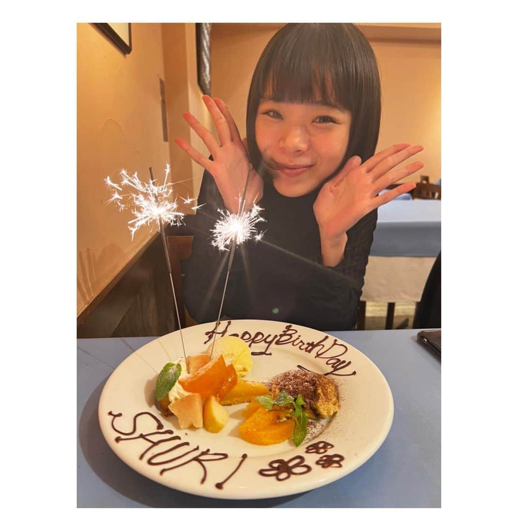 趣里さんのインスタグラム写真 - (趣里Instagram)「皆さま  おはようございます☺️ 本年も大変お世話に なりました。 素敵な出会いがたくさんあり お仕事に邁進できたのは 皆様のおかげです。 ありがとうございました。  来年も楽しんでいただける 時間を届けられるように 恩返しができるように ひとつひとつ 丁寧に紡いでいきたいと 思っています☺️ どうぞよろしく お願い致します！  良いお年をお迎えください☺️  趣里　　2022.12.31」12月31日 8時13分 - shuri.and.mg.official