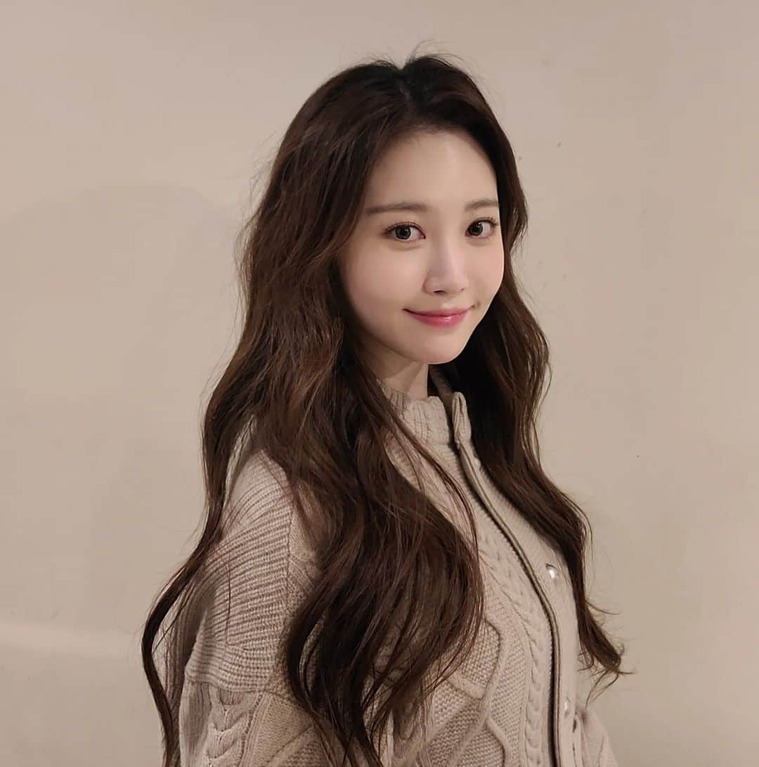 のインスタグラム：「2022년 안녕..😢👋 빠르게 도망갔구나... 내년에는 조금만 천천히가자❤️ 22년에도 정말 많은 분들께 감사했습니다 행복할수있게 해주셔서 늘 감사해요 모두. 여러분 남은 한해 행복하게 보내시구 새해 복 많이받으세요🧡💛🩵 23년은 더 많이 웃기를♡」