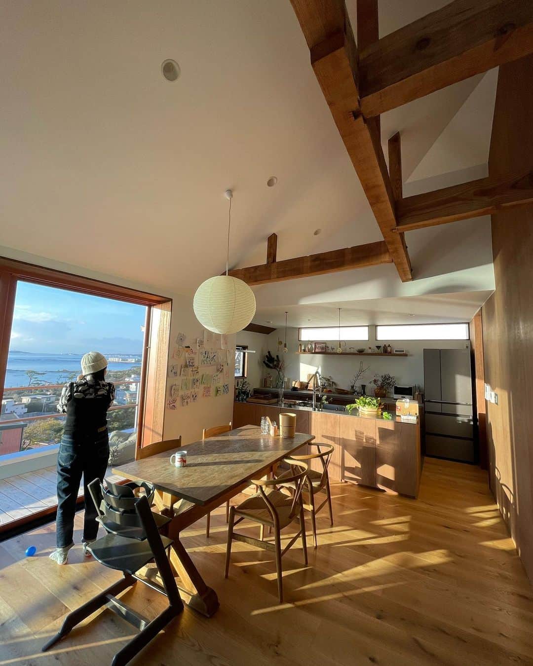 山川春奈さんのインスタグラム写真 - (山川春奈Instagram)「ずっと行きたかった @emiuto の 葉山にある新居にお邪魔しました！  大きな窓から見える海がキラキラ光り、夕陽が大きく見えるとても美しい場所でした。素敵過ぎるお家に一同テンションが高まりました！  @emiuto のお料理は毎回どれも素晴らしく、それだけで幸せな気持ちになります。えみちゃん本当にいつもありがとう✨  @forworkers_aya と @chikage1212 のお誕生日もお祝い出来たし美味しいものを食べ、年の瀬にとても楽しい会でした😆  お泊まりだったので、息子が産まれてから1番飲んだ日かもしれませんw  今日はあっという間に大晦日。皆さま年越し準備に忙しい頃ですね！  私も大掃除の仕上げと買い出しに行かねば🧹🫡」12月31日 9時16分 - anurah0511