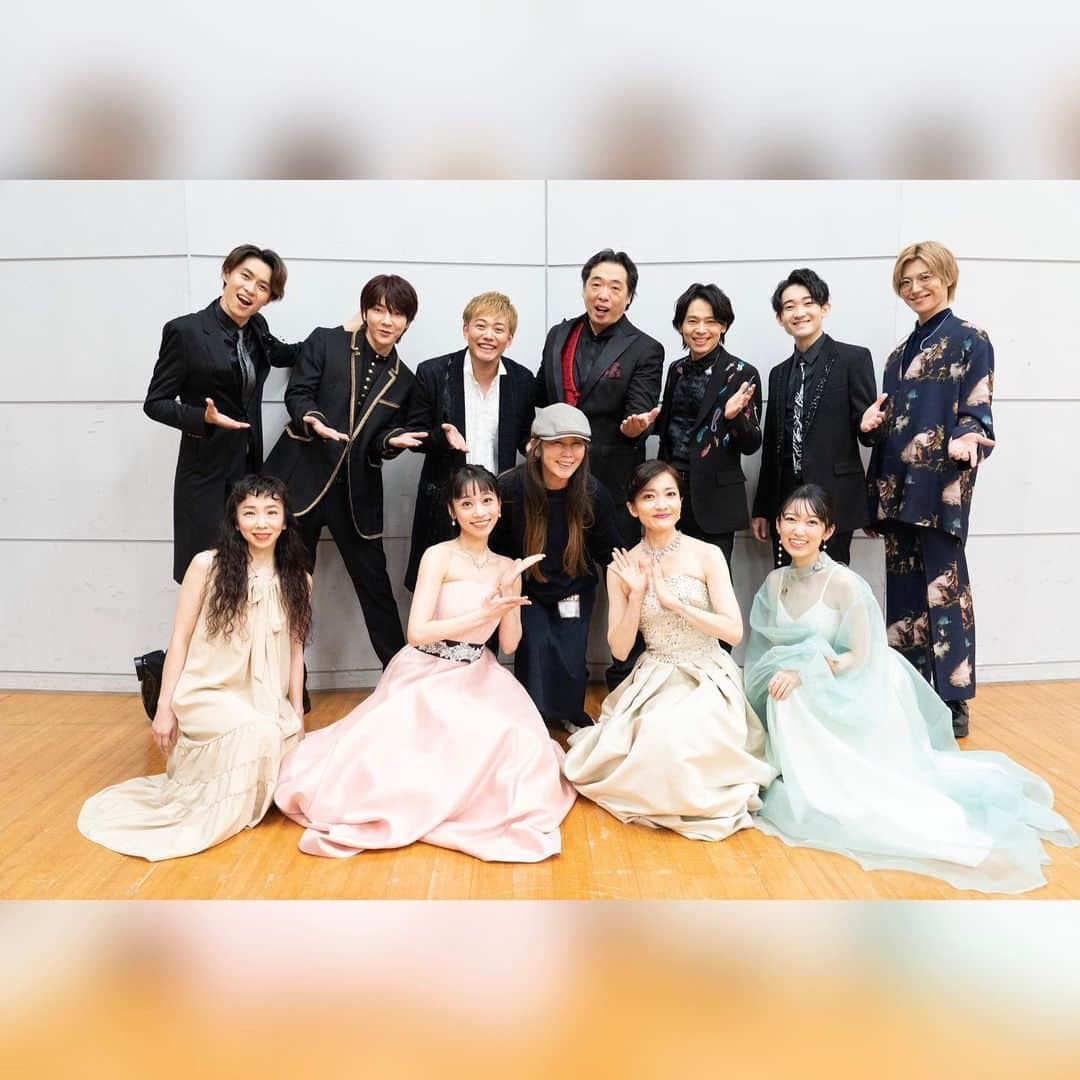 真彩希帆のインスタグラム：「みなさま、こんばんは😌🌙  先日の投稿の続きを....  12/26日に 『Japan Musical Festival 2022 Winter Season』 DAY1のみ出演させていただきました🙏🏻✨  年末の素敵なイベントで ご一緒してみたいなぁと思っていた皆様と歌で心をつなげられたこと 本当に勉強になり、そして幸せでした！！  A Whole New World では、  #中川晃教 さんとデュエットさせていただきました😌🙏🏻✨  初演の「モーツァルト！」を拝見したときから 「本物のモーツァルトがそこにいる！！」と感動し、たくさんの曲をモノマネさせていだいておりました...☺️❤️ 「TOMMY」という作品の曲も大好きでした🙏🏻✨ 余談ですね。笑  憧れの方と声を合わせる幸せ。  当日のリハ一回で、すぐ本番でしたが、 最後振り付けではなく アドリブで中川さんが手を差し出してくださり🥰 優しさに心が震えました🙄🥹✨ 歌声に痺れました😭🙏🏻  本当にありがとうございました！！ またいつかどこか、何かの作品でご一緒できますように🙏🏻✨  演出の川崎悦子先生は 宝塚退団公演「シルクロード」や 「流星の音色」の振り付けで大変お世話になり.. 今回もご一緒できたのが嬉しかった~❤️ 優しくて、あったかくて、一緒につくっていく中で お話ししていく過程が楽しかったです❄️‼︎  素敵なご縁、これからも続きますように☺️💕  ご来場いただきましたみなさま。 配信をみてくださいましたみなさま。  本当にありがとうございました🥰  これが年内最後の投稿かしら？  31日は、博多座で メアリーロバートちゃんとして精一杯生きます🎀🐰  良いお年を〜！👼🏻🌙  #ジャパンミュージカルフェスティバル2022  #年末  #えっ🙄 #もう今年終わるってコト！？  #まだまだ仕事納めじゃないよ〜😗🔥 #がんばっちゃうよ〜  #真彩希帆」