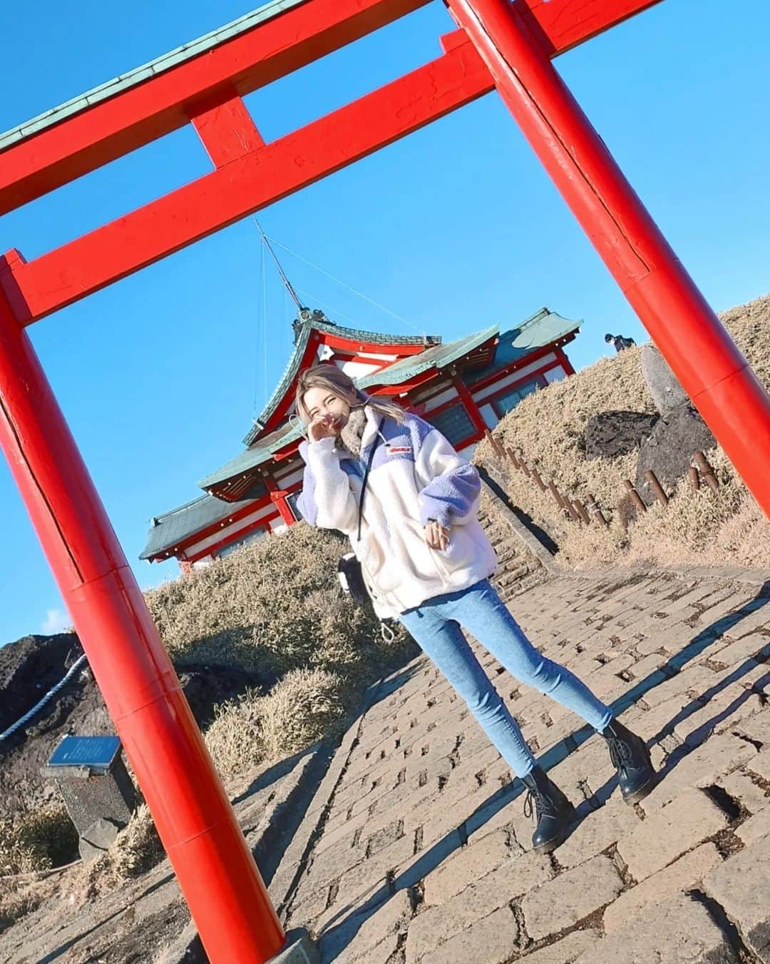 ひかりんのインスタグラム：「⛩️⛩️⛩️⛩️⛩️ #torigate #japan #hakone」