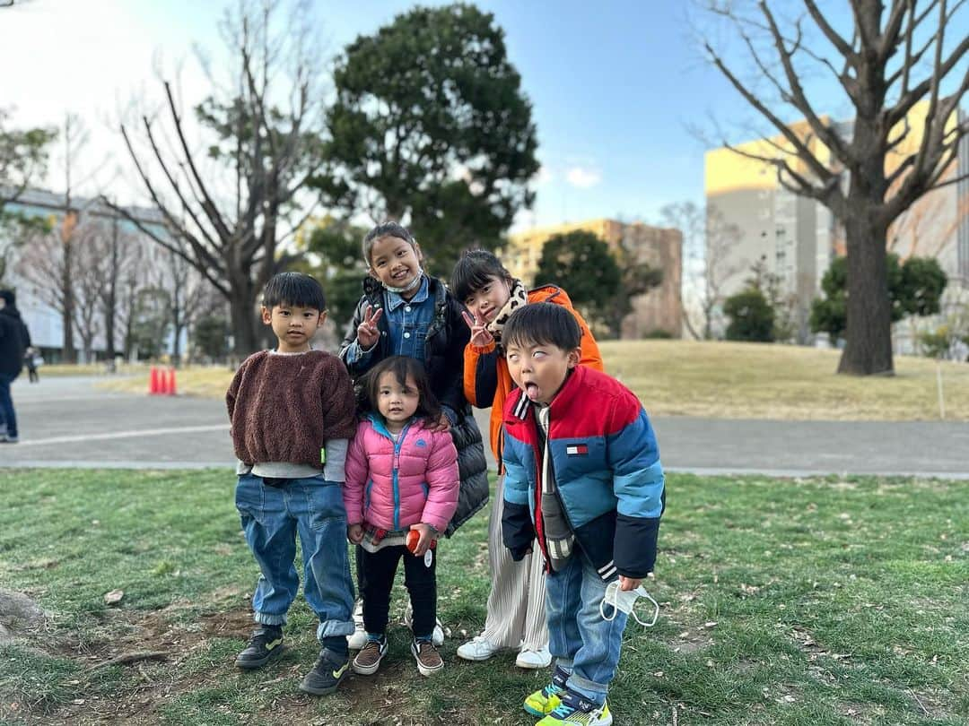 沖樹莉亜さんのインスタグラム写真 - (沖樹莉亜Instagram)「楽しい冬休み  リタの幼稚園のお友達 遠くに引っ越ししてしまったあんちゃんとケンケンと 久しぶりに遊べました♥️💖❤️😘  2年半ぶりくらいに会ったのに ついこの間も遊んでいた様にすぐに遊び始めて とっても嬉しかったです♥️💖 母同士も 久しぶりに会えたのが嬉しすぎて ハグの嵐💖♥️🙌 また遊ぼうね💖❤️👍 次回会えるのも楽しみにしてるよ😉🙌❤️  #冬休み #親友 #久しぶりの再会」12月31日 0時44分 - juliaokijulia