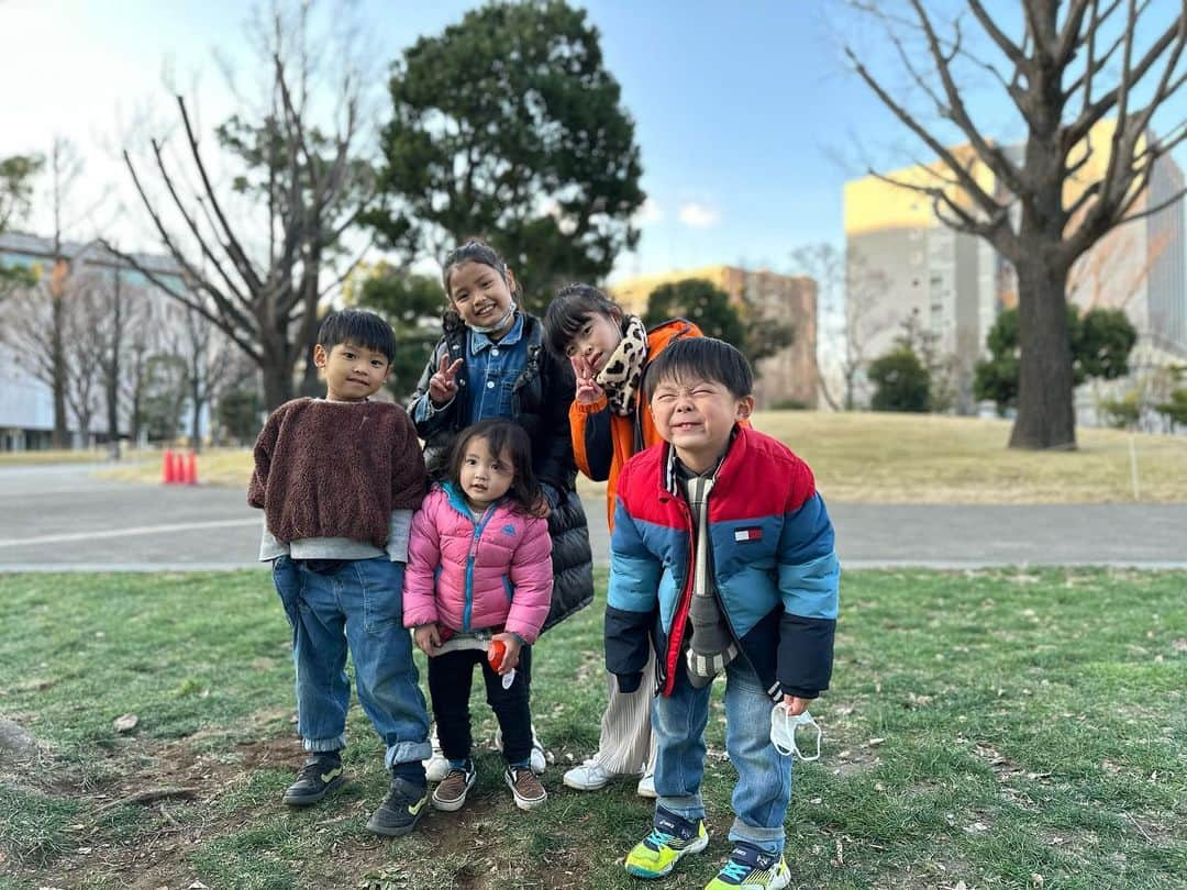 沖樹莉亜さんのインスタグラム写真 - (沖樹莉亜Instagram)「楽しい冬休み  リタの幼稚園のお友達 遠くに引っ越ししてしまったあんちゃんとケンケンと 久しぶりに遊べました♥️💖❤️😘  2年半ぶりくらいに会ったのに ついこの間も遊んでいた様にすぐに遊び始めて とっても嬉しかったです♥️💖 母同士も 久しぶりに会えたのが嬉しすぎて ハグの嵐💖♥️🙌 また遊ぼうね💖❤️👍 次回会えるのも楽しみにしてるよ😉🙌❤️  #冬休み #親友 #久しぶりの再会」12月31日 0時44分 - juliaokijulia