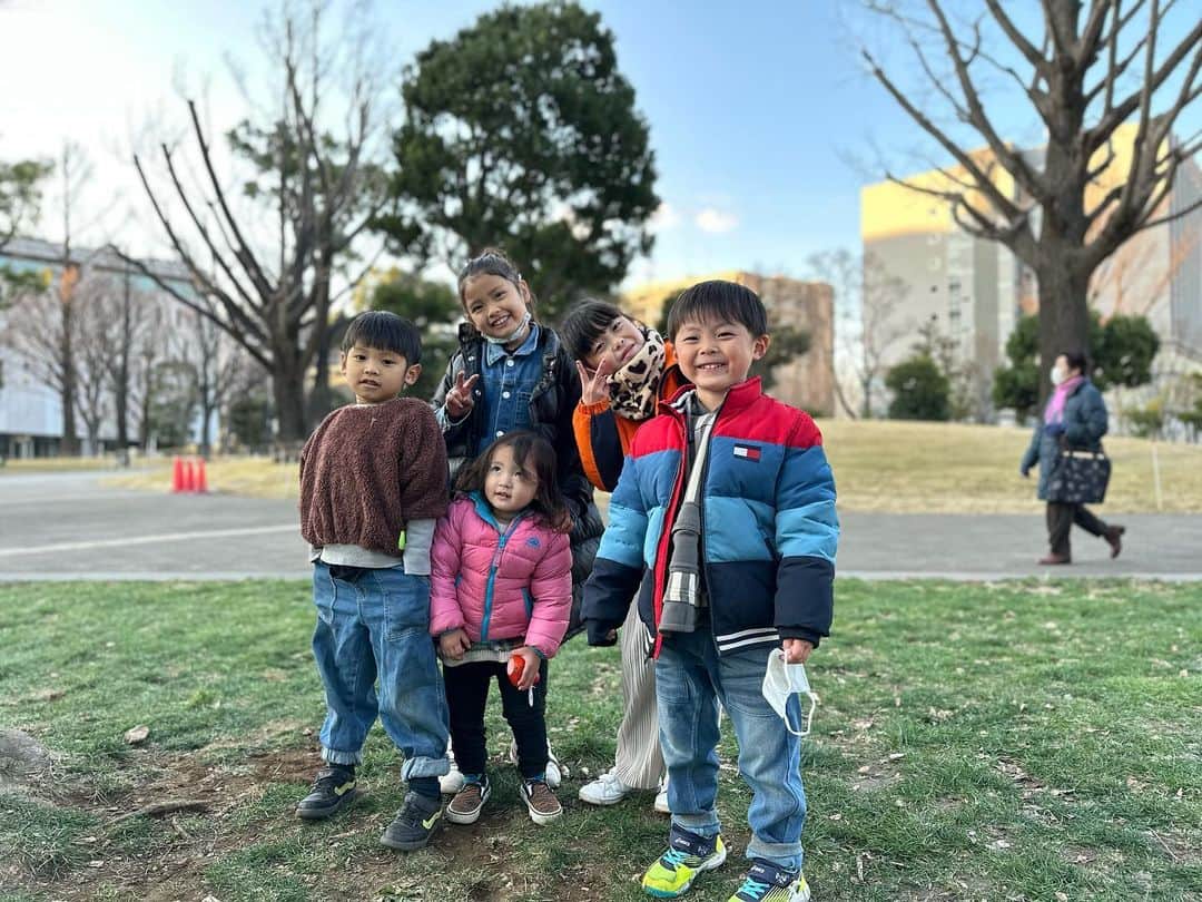 沖樹莉亜のインスタグラム：「楽しい冬休み  リタの幼稚園のお友達 遠くに引っ越ししてしまったあんちゃんとケンケンと 久しぶりに遊べました♥️💖❤️😘  2年半ぶりくらいに会ったのに ついこの間も遊んでいた様にすぐに遊び始めて とっても嬉しかったです♥️💖 母同士も 久しぶりに会えたのが嬉しすぎて ハグの嵐💖♥️🙌 また遊ぼうね💖❤️👍 次回会えるのも楽しみにしてるよ😉🙌❤️  #冬休み #親友 #久しぶりの再会」