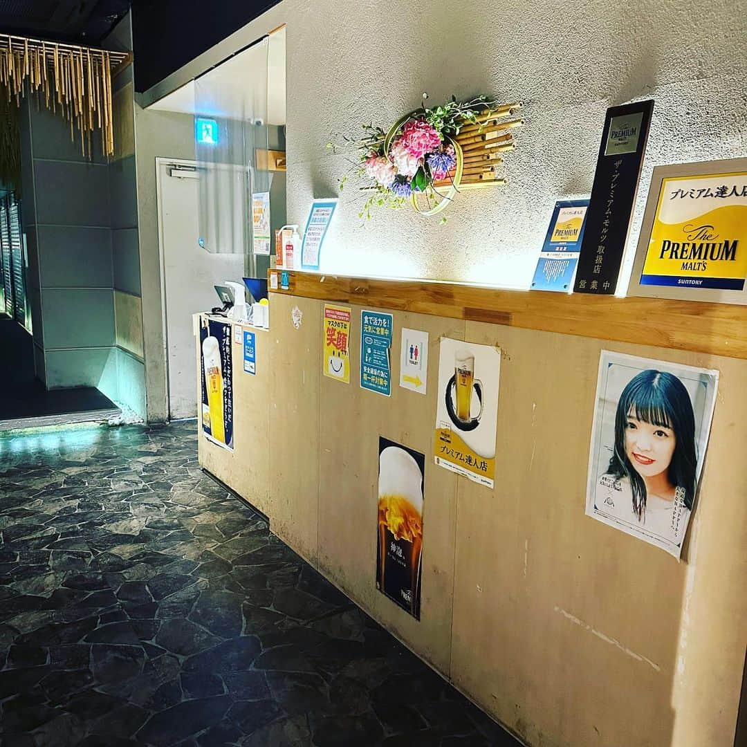 trick umekitaのインスタグラム：「本日は今年営業最終日でございました🙏🏻 今年ご来店いただいた皆様には本当に感謝してもしきれません。 本当にありがとうございました。  来年もスタッフ全員、誠心誠意皆様に快適にご利用いただけるよう精進していきますので来年のご来店心よりお待ちしております☺️  #大阪グルメ #大阪居酒屋 #梅田グルメ  #梅田居酒屋 #居酒屋 #居酒屋グルメ #居酒屋ご飯 #忘年会 #忘年会シーズン #忘年会🍻 #炭火焼き #鶏 #唐揚げ #地鶏 #鳥刺し #梅酒 #駅近 #喫煙可能店 #喫煙可 #umeda #鍋 #美味しい #個室 #完全個室 #創作料理 #創作料理居酒屋 #鴨 #鴨しゃぶ #大摩桜 #地鶏炭焼き」