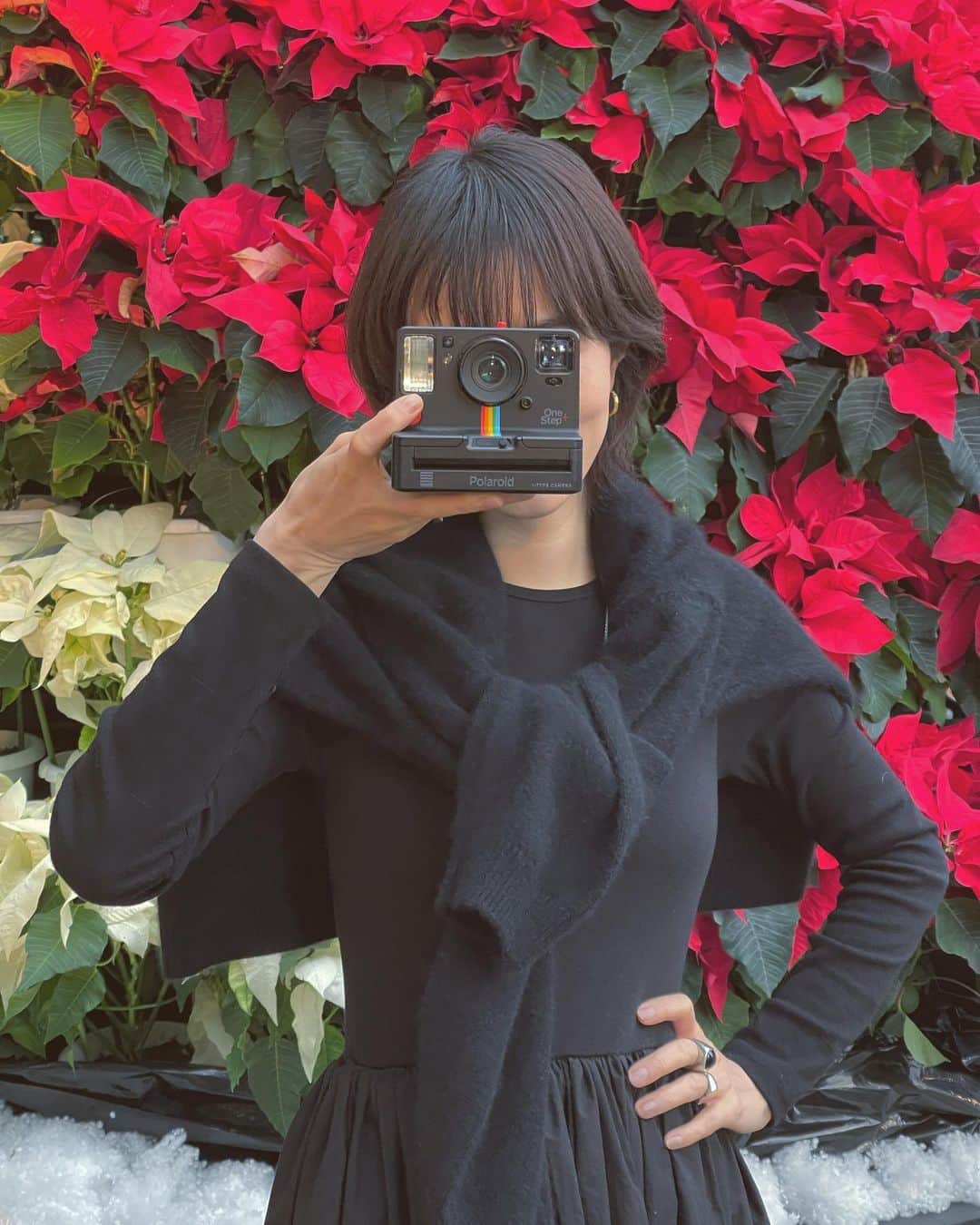 菊井亜希のインスタグラム：「holiday seasonに大活躍した @l_a_t_o のロングドレスと🖤 twinsにピッタリだった @papier_formel の付け襟🎀 awajiの島でポラ片手に子供たちを追っかけた🤳 @polaroid いつだってシャッター切るときはワクワクするし、まだまだ奥が深い〜🎞  皆さま 良いお年をお迎えくださいね!!🐯  thank you🎁」