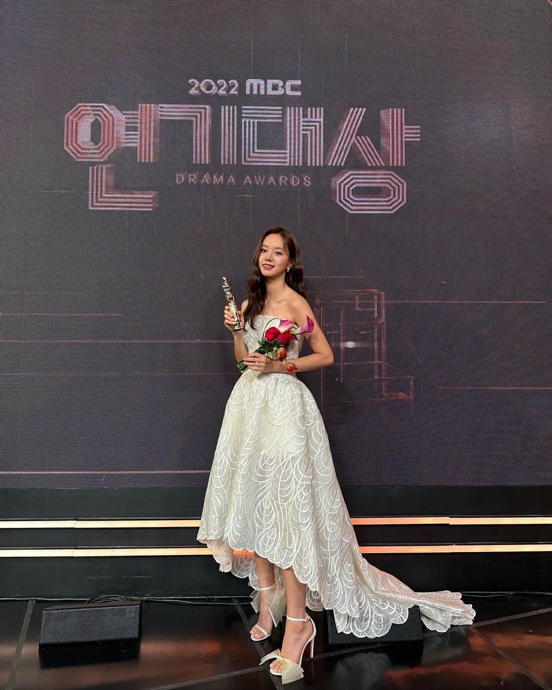 ヘリ のインスタグラム：「여러분 덕분입니다 🥺 잊지않고 늘 열심히 노력하는 배우가 되겠습니다 !!!! 🔥❤️」