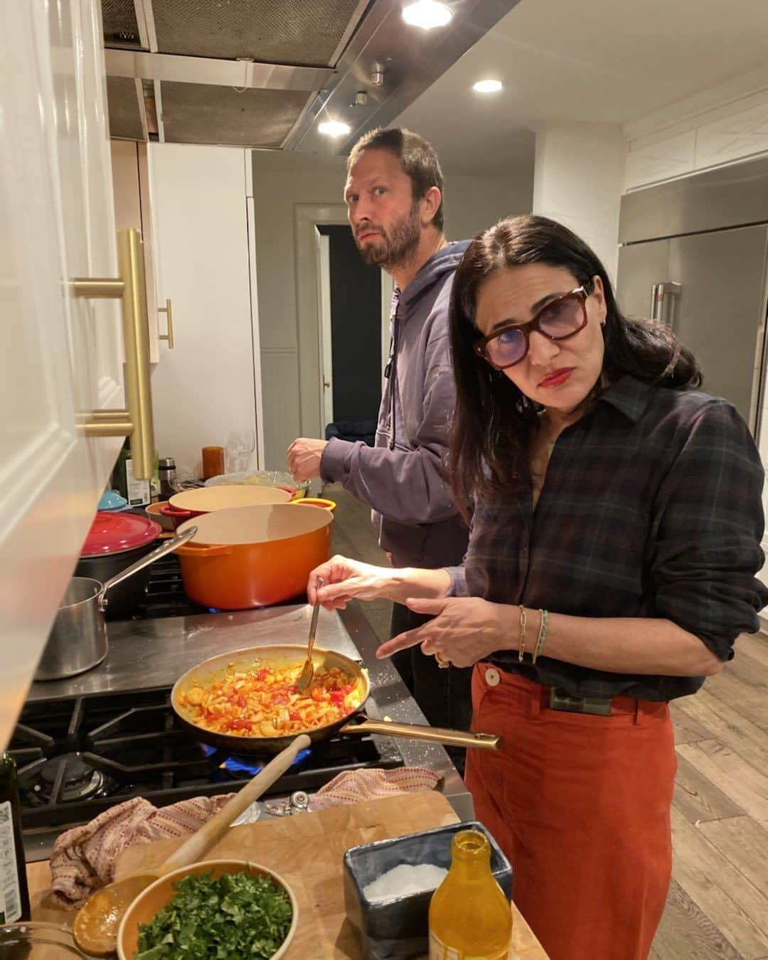 ジェニファー・コナーさんのインスタグラム写真 - (ジェニファー・コナーInstagram)「One of my fav cooking companions and humans  from way back. He is in NO WAY sick of me saying “yes, chef”. ❤️❤️❤️」12月31日 2時29分 - jennikonner