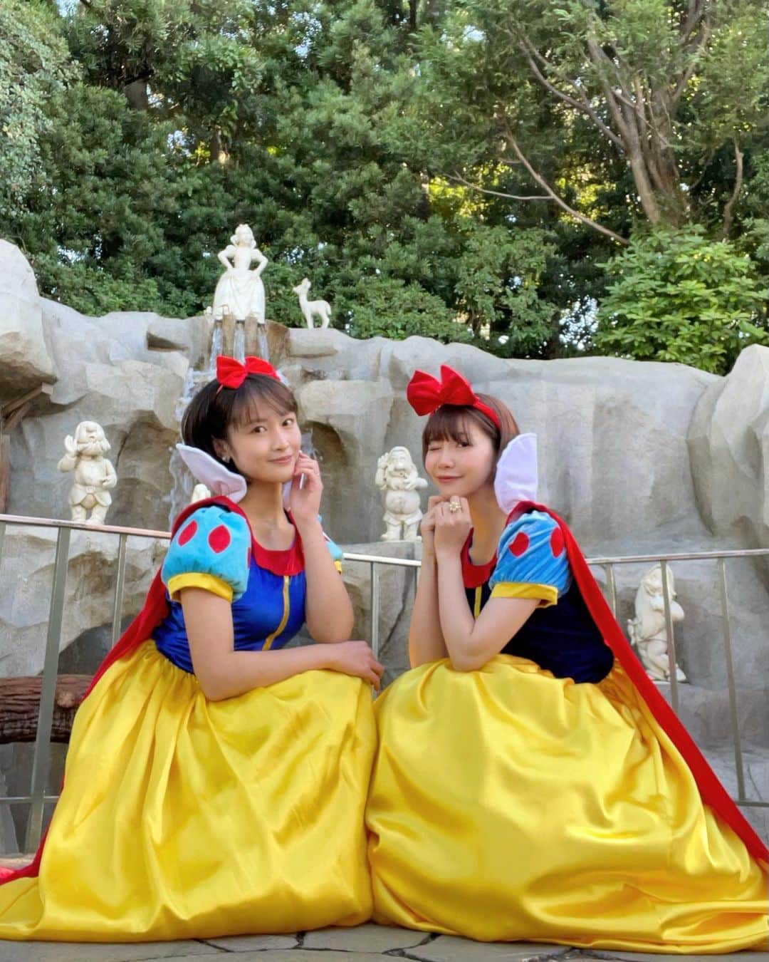 下垣真香のインスタグラム：「𓂃 Snow White🍎🤍 ⁡ 今年は3年ぶりにハロウィンフル仮装解禁✨ 待ってましたあああ！と言わんばかりに しっかり2人でプリンセス👸🏻💕 ⁡ これからもずっとプリンセスでい続けようね🫶🏼❤️ ⁡ ⁡ @chapon_930  #ディズニー #プリンセス #白雪姫 #仮装 #ディズニーランド #ハロウィン #ディズニーハロウィン #Dハロ #ディズニーハロウィーン2022 #思い出 #親友 #disney #princess #snowwhite #disneyland #disneyhalloween #bestfriend #bestie #love #happy」