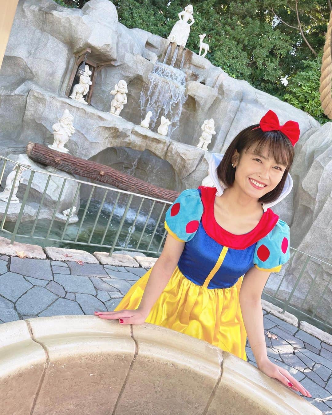 下垣真香のインスタグラム：「𓂃 Snow White🍎🤍 ⁡ ⁡ #ディズニー #プリンセス #白雪姫 #仮装 #ディズニーランド #ハロウィン #ディズニーハロウィン #Dハロ #ディズニーハロウィーン2022 #思い出 #親友 #disney #princess #snowwhite #disneyland #disneyhalloween #bestfriend #bestie #love #happy」