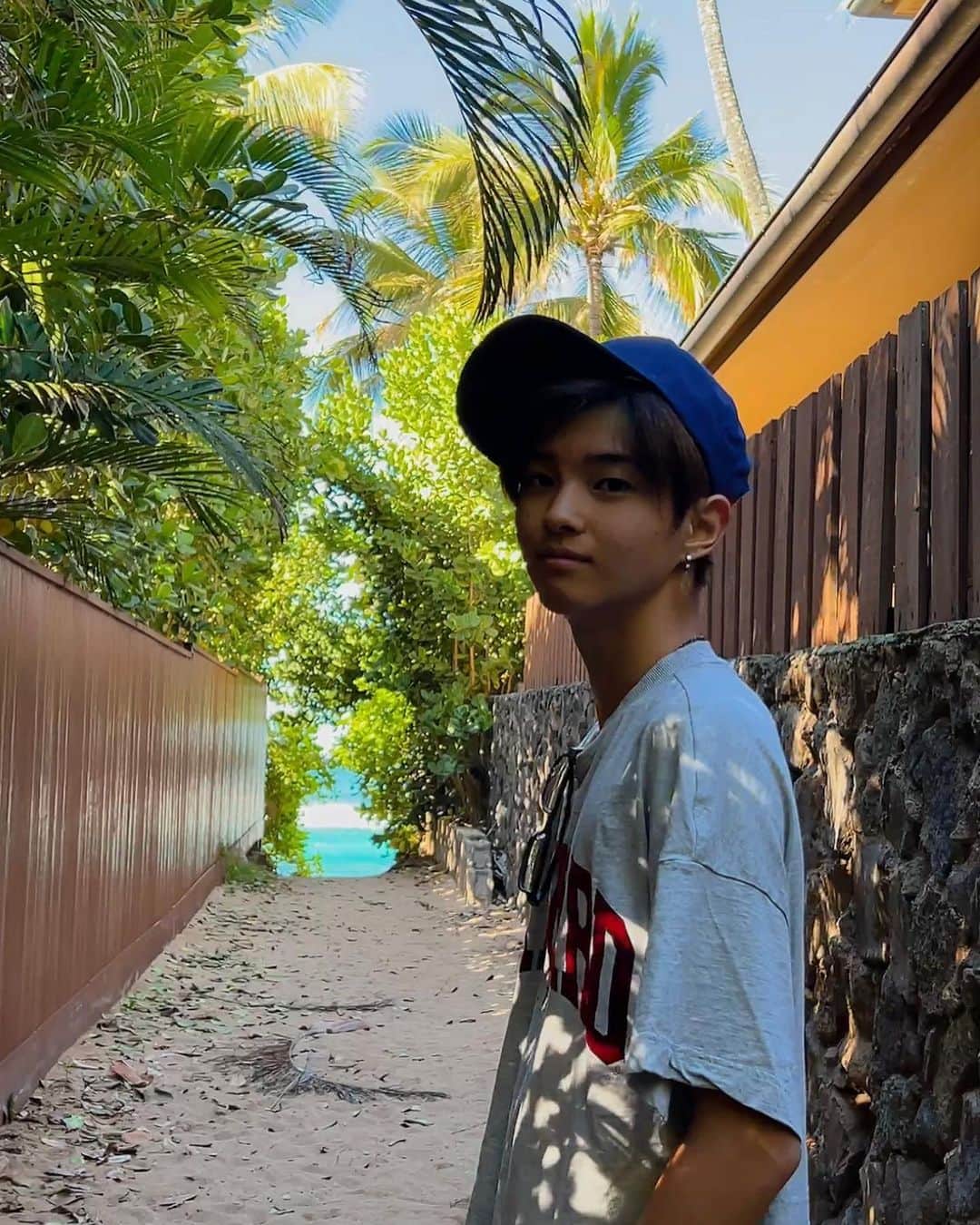 高澤笑大郎のインスタグラム：「Q: ここはどこでしょうか?? • • • • A: 僕もわかりません😂 ビーチに家族と一緒に遊びに行てきました‼️ 楽しかったよ :)  Went to beach with my family :) Where is your favorite beach spot?🏖️  #boygroup #boyband #japan #crossingrain #xr #dance #hawaii #hilo #oahu #honolulu #dancer   @crossingrain @xr_monarch @xr_jorden @xr_devin @xr_haru」