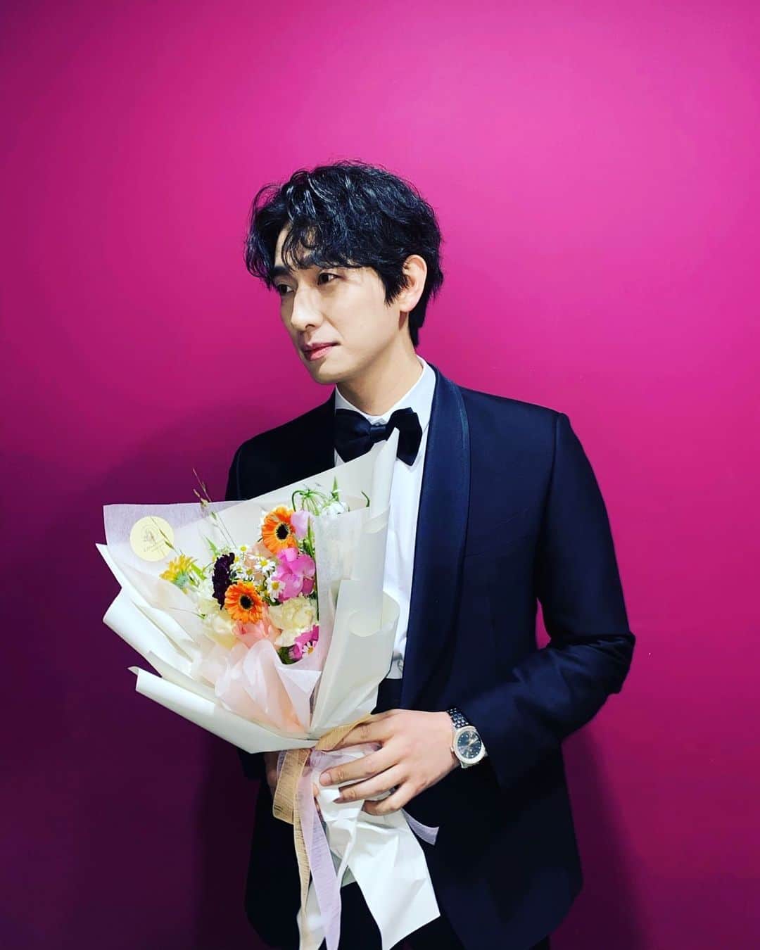 ユン・バクのインスタグラム：「안녕하세요. 윤박입니다.  올 초 방영했던 ‘기상청사람들’ 부터  ‘팬레터를 보내주세요’ 까지  작품적으로나 캐릭터적으로 많은 사랑을 받았던  한 해 였다고 생각한 2022년 이었습니다.  너무나 감사한 분들을 만났던 시간이었고  제겐 소중하고 값진 시간 이었는데 어느새  한 해가 저물어 가네요.. 배우로써 부족한 부분이 지금도 많지만  그 간극을 좁히도록 더 노력하고 공부하겠습니다! 제가 작품에서 어떠한 인물로써 살아갈 수  있게 항상 도와주시는  용환이형( @yonghwan_ouioui ) 송미누나( @pssongmi ) 다윤이( @da_yooni ) 그리고 그 안에서 더 세심히 챙겨주는  우리 동생들 너무나 고맙구 뒤에서 묵묵히 진심으로 서포트 해주시는 홍민기 대표님 ( @minki1001 ) 박상석 이사님 ( @___siot ) 이수현 본부장님 ( @lee_soo_hyun ) 이호준 실장님 ( @hodorii__ ) 인욱이 ( @ji_in_wook ) 그리고 우리 에이치앤드( @h_and_ent )식구들  진심으로 사랑하고 감사합니다.  올 한해..이 글을 보시는 분들. 정말 많이 고생하셨고  당신들의 선택과 행동. 모두 응원합니다! 항상 건강하시고 다가오는 2023년.  더욱더 좋은일만 가득 하시길 바라겠습니다.  Happy new year💌」