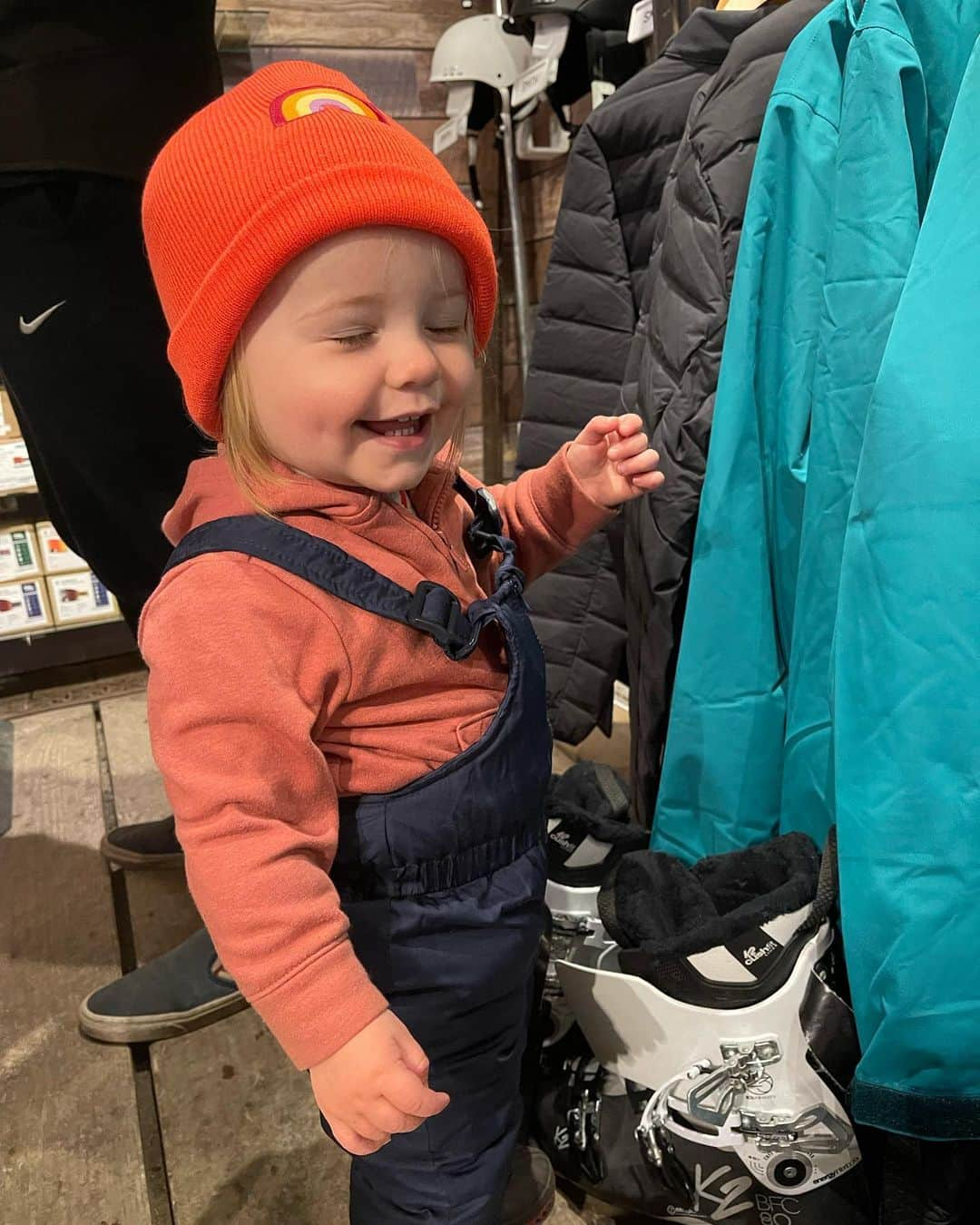 クリスティン・ヒルデブランドさんのインスタグラム写真 - (クリスティン・ヒルデブランドInstagram)「A special day teaching Rhett to ski on the mountain I grew up on 🥺❄️🎿🥰」12月31日 3時44分 - _kristinhildebrand