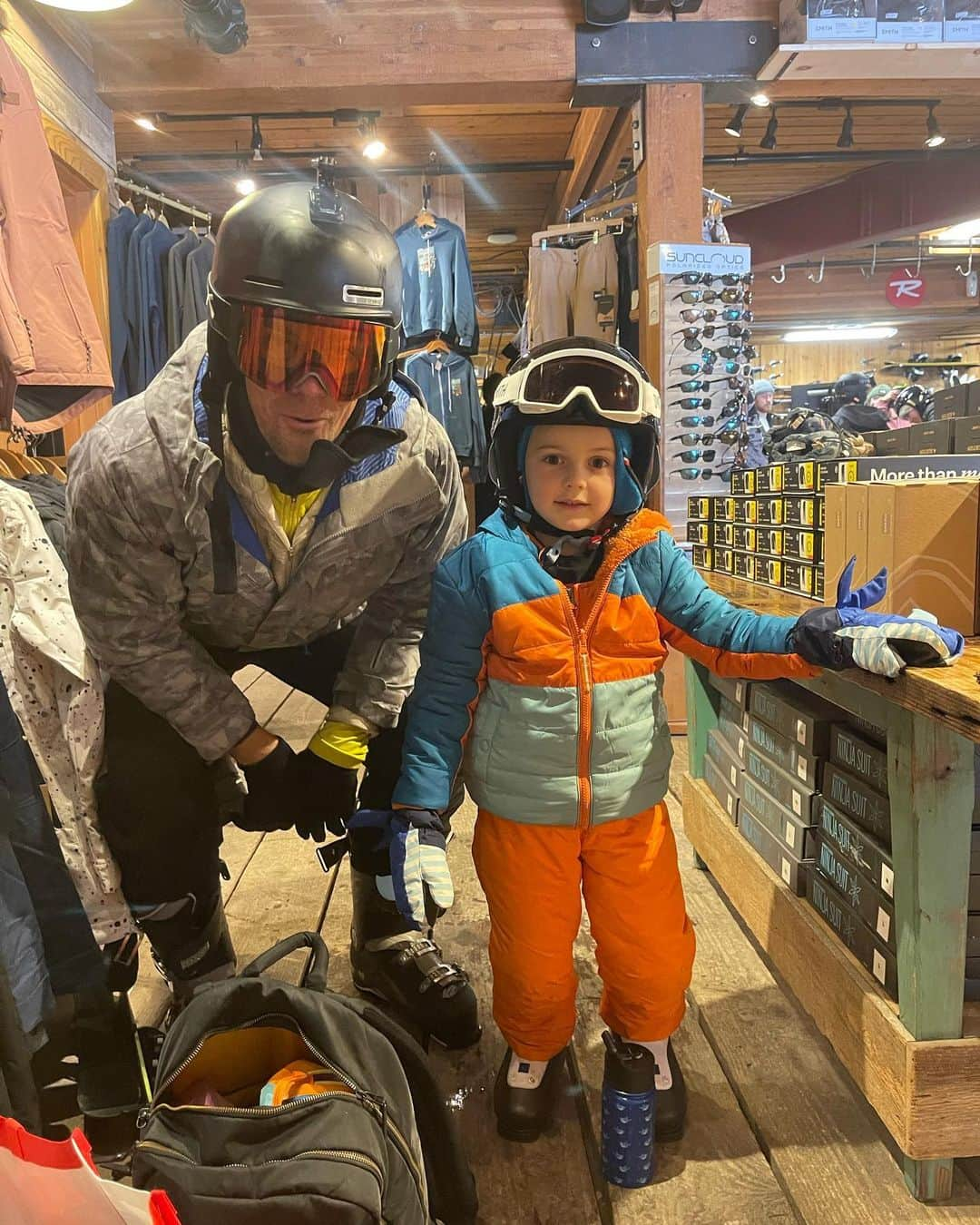 クリスティン・ヒルデブランドさんのインスタグラム写真 - (クリスティン・ヒルデブランドInstagram)「A special day teaching Rhett to ski on the mountain I grew up on 🥺❄️🎿🥰」12月31日 3時44分 - _kristinhildebrand