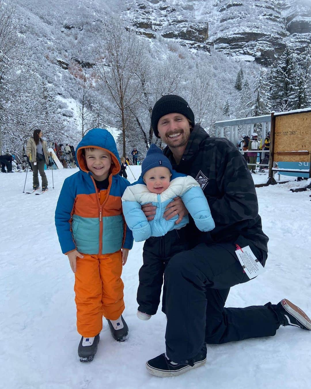 クリスティン・ヒルデブランドさんのインスタグラム写真 - (クリスティン・ヒルデブランドInstagram)「A special day teaching Rhett to ski on the mountain I grew up on 🥺❄️🎿🥰」12月31日 3時44分 - _kristinhildebrand