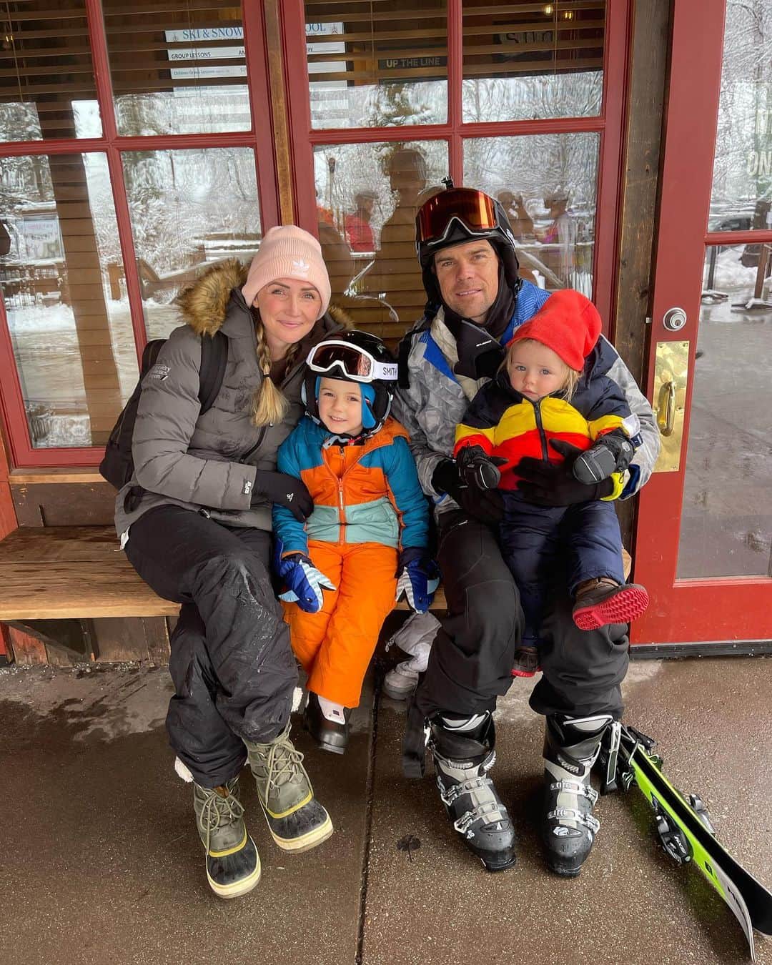 のインスタグラム：「A special day teaching Rhett to ski on the mountain I grew up on 🥺❄️🎿🥰」