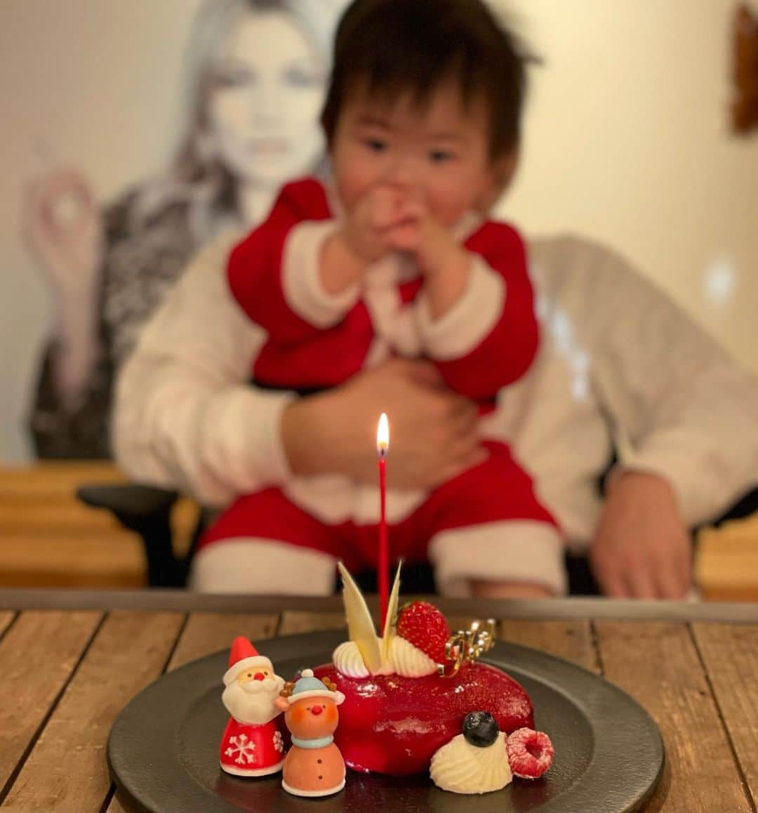 山川春奈のインスタグラム：「今年の振り返り。クリスマスの投稿も残しておこう！息子が初めてサンタになったので記念にw🎅  2022年はなんといっても息子を2月に出産した事が人生においても大きな出来事でした。  慣れない子育てに奮闘しながらも、息子が無事に産まれてくれてスクスク成長してくれているだけで日々の幸せが感じられました。  完璧な母では全然無い私ですが、周囲の先輩からナンクルナイサ〜精神が大事と教わったので、なるべく楽しみながら子育てしております✨  もうすぐ🐯から🐰になりますね。2022年ありがとう🙏」