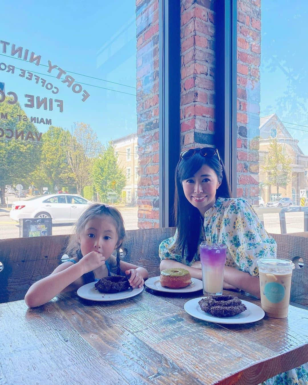 栗山麗美のインスタグラム：「2022振り返り  カナダ🇨🇦バンクーバー旅  📍 49th Parallel Café & Lucky's Doughnuts - MAIN 海外の甘々なドーナツ🍩が割と美味しいと感じるようになってきた気がします🤣🫶 ラベンダーレモネードが彩りも香りも美しかった☺️  📍Rodney's Oyster House シーフードレストラン🦞✨ ソファー席でゆっくりできて雰囲気もよく美味でした。サンフランシスコやシアトルよりリーズナブルに美味しいシーフードが頂けて嬉しい🦐💕  📍Fairhaven 大学時代の友人えりちゃんがバンクーバー近郊に住んでいて10年ぶりに会えてとっても嬉しかった〜😆💕  #2022振り返り #California #Berkeley #Albany #MBA #SanFrancisco #SF  #Seattle #MBA #bayareafood #bayerea #Vancouver #海外生活 #アメリカ生活 #バークレー #アルバニー #サンフランシスコ #シアトル #バンクーバー #ベイエリア生活 #レストラン #サンフランシスコ生活 #サンフランシスコ観光 #アメリカ暮らし #アメリカ留学 #アメリカ子育て #シアトルセンター #スペースニードル #capilano #キャピラノ吊り橋 #Rodney'sOysterHouse」