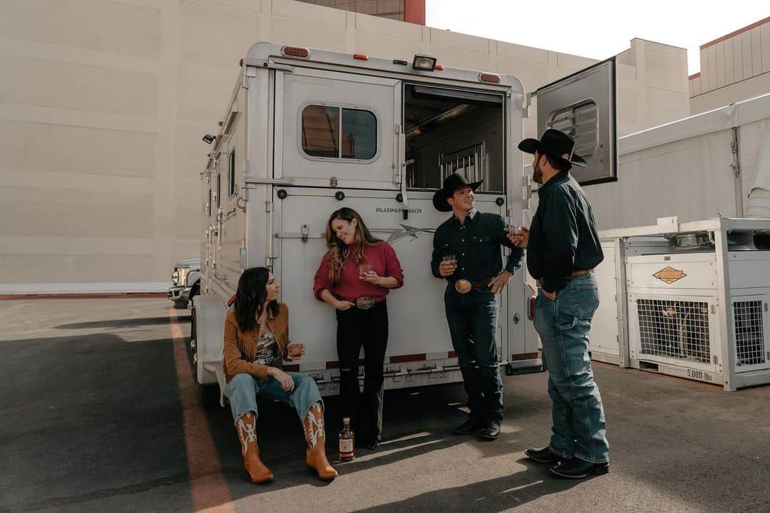 ペイジ・ローレンスのインスタグラム：「Take me back to a time filled with great friends, better weather and the best whisky. (….And obviously loud laughs 🫶).   #WithPendleton #PendletonPartner #PendletonWhisky #LetErBuck #21+   📷 @bonafidecowboy」