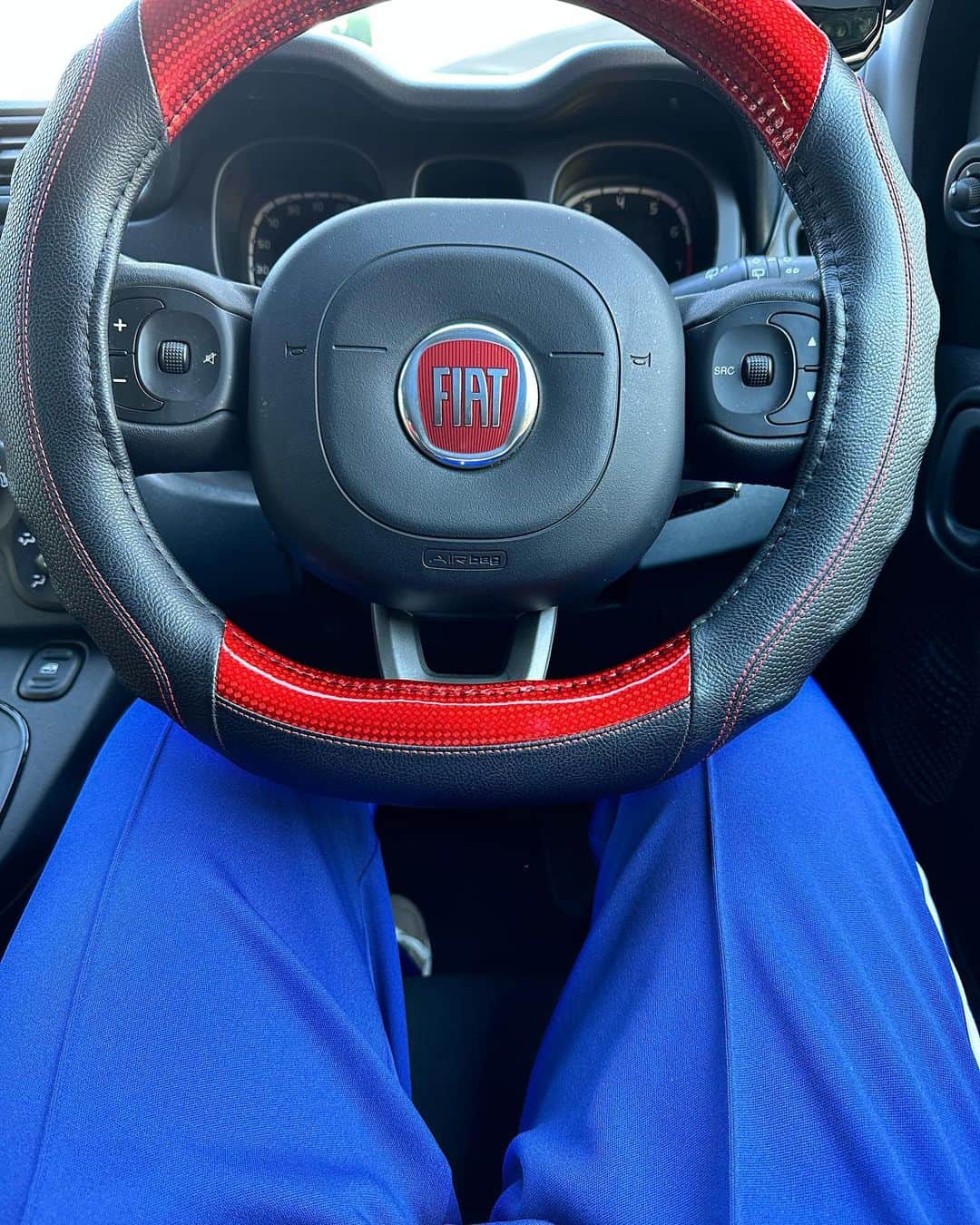 ほしのディスコのインスタグラム：「今年から車移動になってさらに動けなくなりました！青ジャージで車に乗って移動してたらお巡りさんに職質されました！良い思い出です！ライス田所さん！ #アメトーク #運動神経悪い芸人」